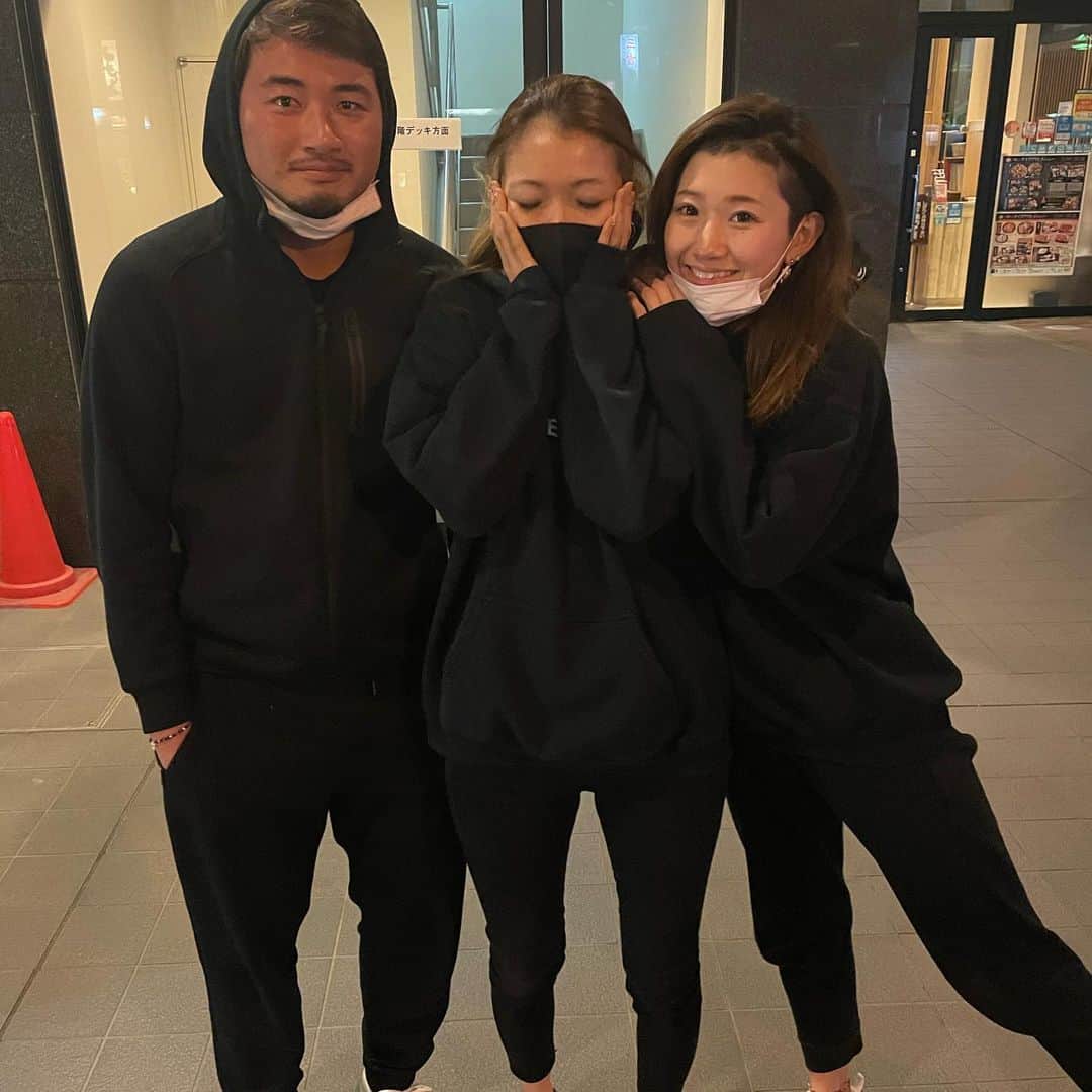 中里さや香さんのインスタグラム写真 - (中里さや香Instagram)「弟　@konosukenakazato と、久しぶりに2人旅しました！お姉ちゃんのいる新潟まで車でブーン🚗  ・ 家に迎えに来てくれた弟と上下の色が被り、お姉ちゃんに会ったらお姉ちゃんも上下黒で、流石兄弟だなって思って写真撮っちゃった📸📸📸  ・ これからもこーやって仲良く、何かあった時でも助け合える関係でいたいなー❤️  ・ #sisters #brothers #brothersister #blacklove #姉妹#兄弟#兄弟コーデ #全身黒コーデ」2月15日 21時55分 - sayakashi1217