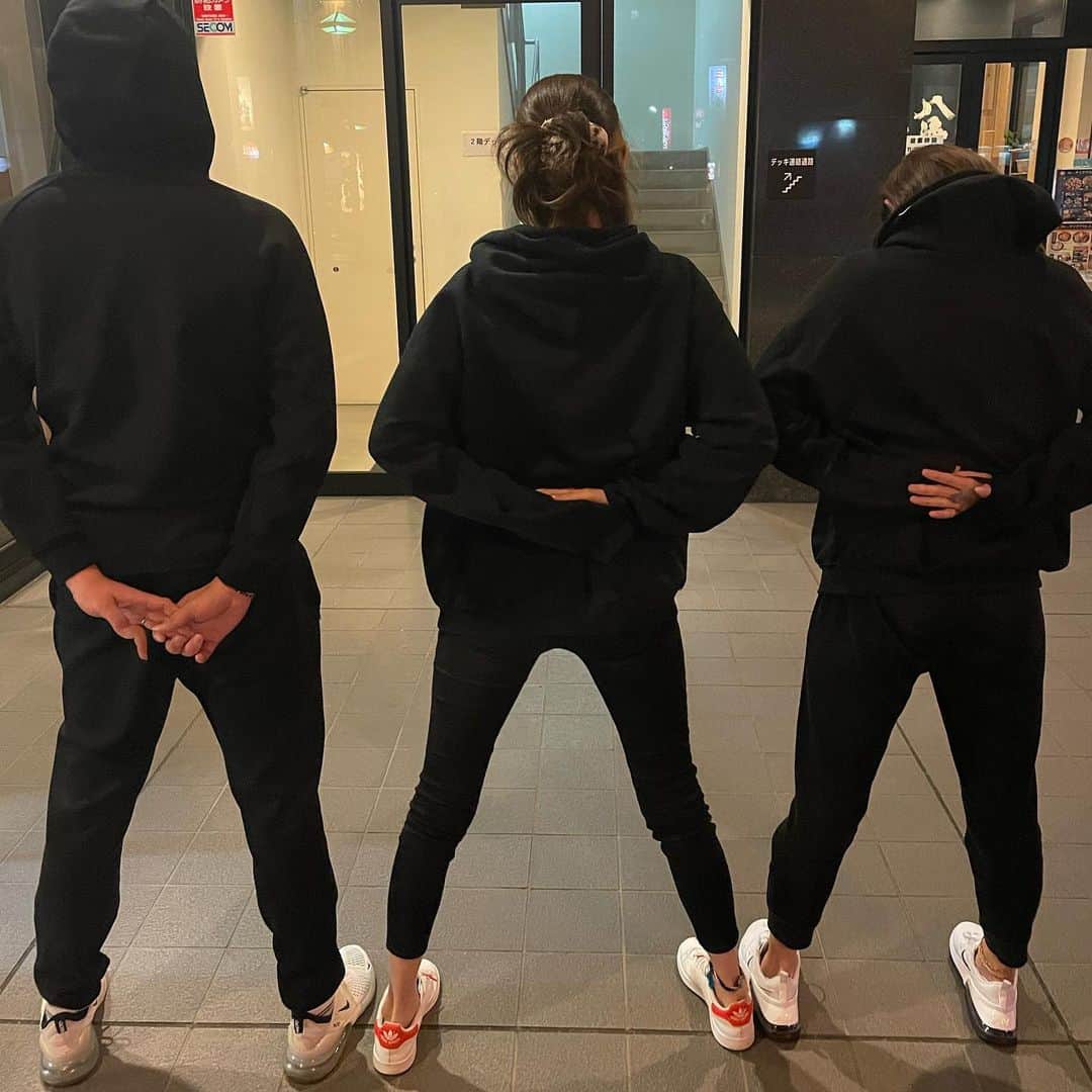のインスタグラム：「弟　@konosukenakazato と、久しぶりに2人旅しました！お姉ちゃんのいる新潟まで車でブーン🚗  ・ 家に迎えに来てくれた弟と上下の色が被り、お姉ちゃんに会ったらお姉ちゃんも上下黒で、流石兄弟だなって思って写真撮っちゃった📸📸📸  ・ これからもこーやって仲良く、何かあった時でも助け合える関係でいたいなー❤️  ・ #sisters #brothers #brothersister #blacklove #姉妹#兄弟#兄弟コーデ #全身黒コーデ」