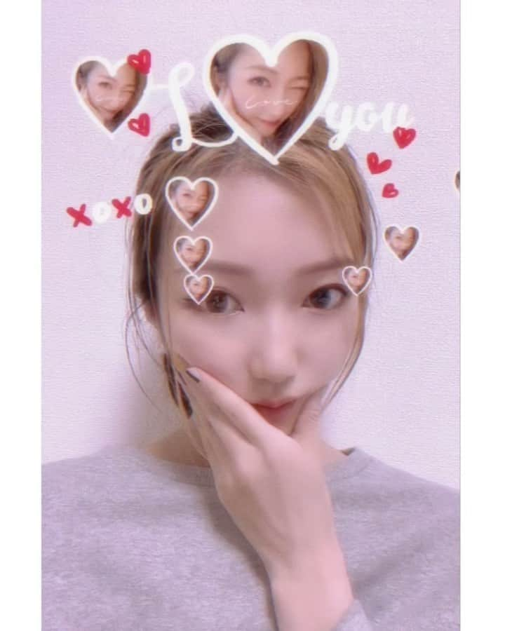 黒田絢子のインスタグラム：「💝💝💝💝 何見せたいかというとネイルです(笑) セルフネイルだよ💅 可愛いやろめちゃ簡単におしゃれになるよ縦線マジック🪄  #黒田絢子 #valentines」