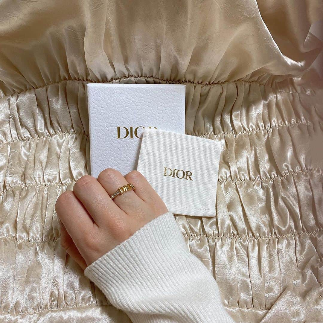 平松可奈子さんのインスタグラム写真 - (平松可奈子Instagram)「💍new ring💍@dior  . 実際に観に行ったら 写真と主張の感じや 華奢さが全然違って 最初狙ってたものとは 別のリングにしました❄️ . 鞄もいつか自分にプレゼントするって 決めてるから頑張る♡ . #dior #diorring  #指輪」2月15日 22時00分 - 11kanaco14