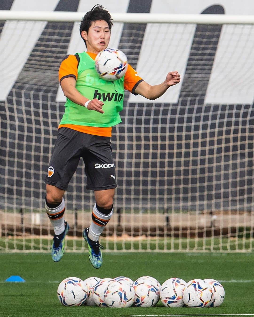 バレンシアCFさんのインスタグラム写真 - (バレンシアCFInstagram)「📸Fresh week of training begins!   ⚽ 𝑷𝒓𝒊𝒎𝒆𝒓 𝒆𝒏𝒕𝒓𝒆𝒏𝒂𝒎𝒊𝒆𝒏𝒕𝒐 𝒅𝒆 𝒍𝒂 𝒔𝒆𝒎𝒂𝒏𝒂 ✅  #ValenciaCelta 🦇🔵 #AMUNTValencia #ValenciaCF」2月15日 22時00分 - valenciacf