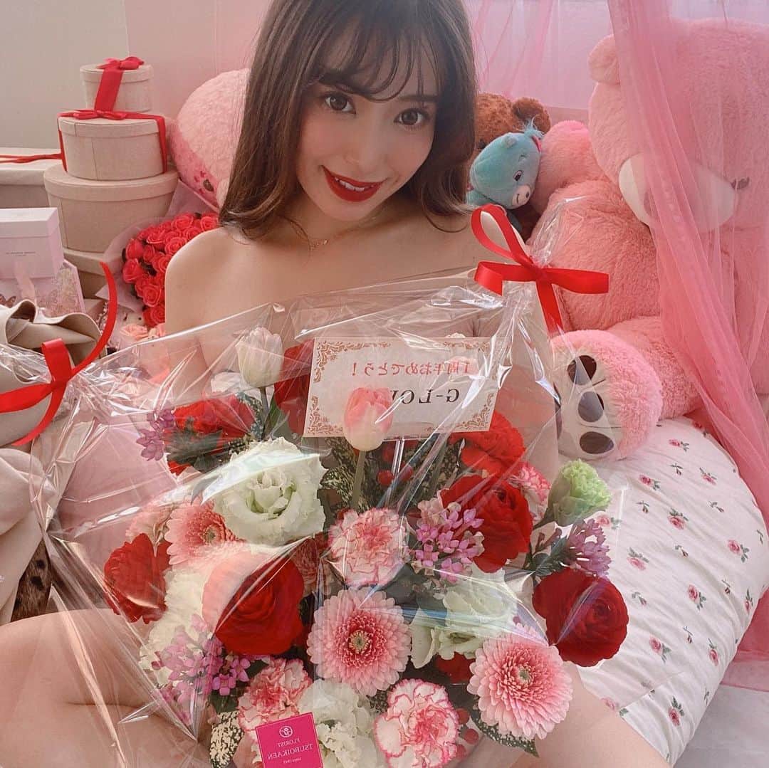 中村かなのインスタグラム：「サプライズの花束💐✨ ・ @cadillac.43.j さん いつもありがとう😭❤️💐 ・ バレンタインかな？と思ったら @pinky_room_nagoya の1周年の花束でした💐✨ ・ みなさんに支えられて無事1周年を迎えます💒💕 これからのよろしくお願いします🙇‍♀️💕 ・ @pinky_room_nagoya」