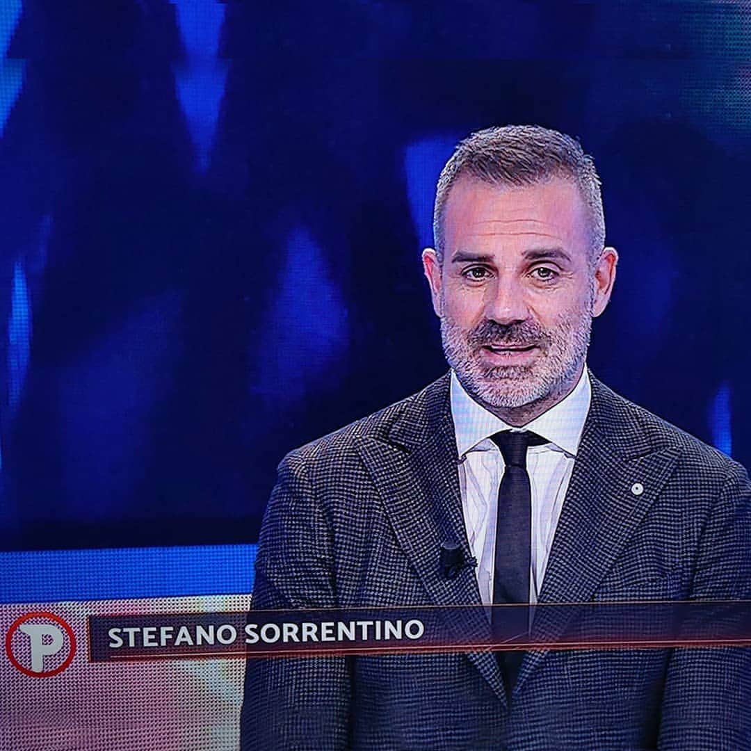 ステファノ・ソレンティーノのインスタグラム：「Sempre un piacere essere in studio con voi. Grazie @pressingreal @sportmediaset 👔 @l.b.m.1911_official」