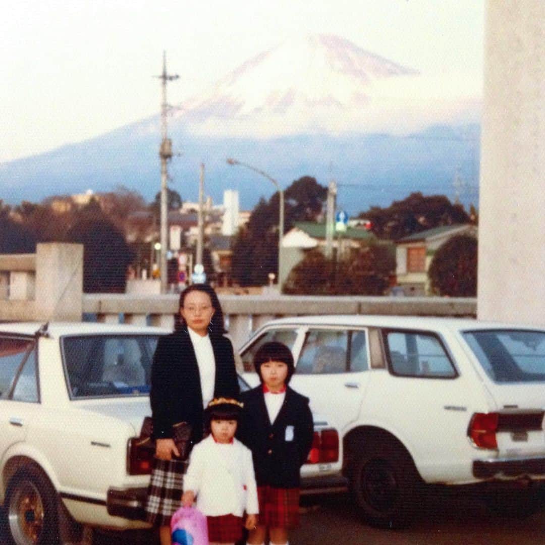 結城さなえさんのインスタグラム写真 - (結城さなえInstagram)「富士山🗻  実は幼少期、富士山の麓で育ちました。家の裏に富士山がそびえているような環境😂✨ 毎日あの大きな存在に見守られ、パワーをもらってたと思うと、本当にありがたい日々だったなぁと改めて思います。 今でも富士山を見るたびに、心がつながっているような温もりと郷愁に胸がふるふるっとします。 不思議と「富士山が見てくれてるから大丈夫」って思えるのです。 いつも見守ってくれてありがとうございます☺︎  #いつしかの #夕焼け #富士山 #空 #静岡県 #富士宮市 #懐かしい #家族　 #みんな #見守ってくれてる #存在 #だから #大丈夫  #母　は #チェック　と #ブレザー　の #トラッド　好きだったらしい #三人ともどこみとんじゃい #mtfuji  #worldheritage  #japan」2月15日 22時02分 - yuukisanae