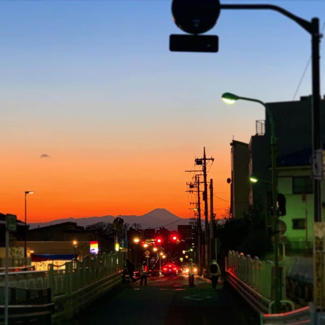 結城さなえさんのインスタグラム写真 - (結城さなえInstagram)「富士山🗻  実は幼少期、富士山の麓で育ちました。家の裏に富士山がそびえているような環境😂✨ 毎日あの大きな存在に見守られ、パワーをもらってたと思うと、本当にありがたい日々だったなぁと改めて思います。 今でも富士山を見るたびに、心がつながっているような温もりと郷愁に胸がふるふるっとします。 不思議と「富士山が見てくれてるから大丈夫」って思えるのです。 いつも見守ってくれてありがとうございます☺︎  #いつしかの #夕焼け #富士山 #空 #静岡県 #富士宮市 #懐かしい #家族　 #みんな #見守ってくれてる #存在 #だから #大丈夫  #母　は #チェック　と #ブレザー　の #トラッド　好きだったらしい #三人ともどこみとんじゃい #mtfuji  #worldheritage  #japan」2月15日 22時02分 - yuukisanae