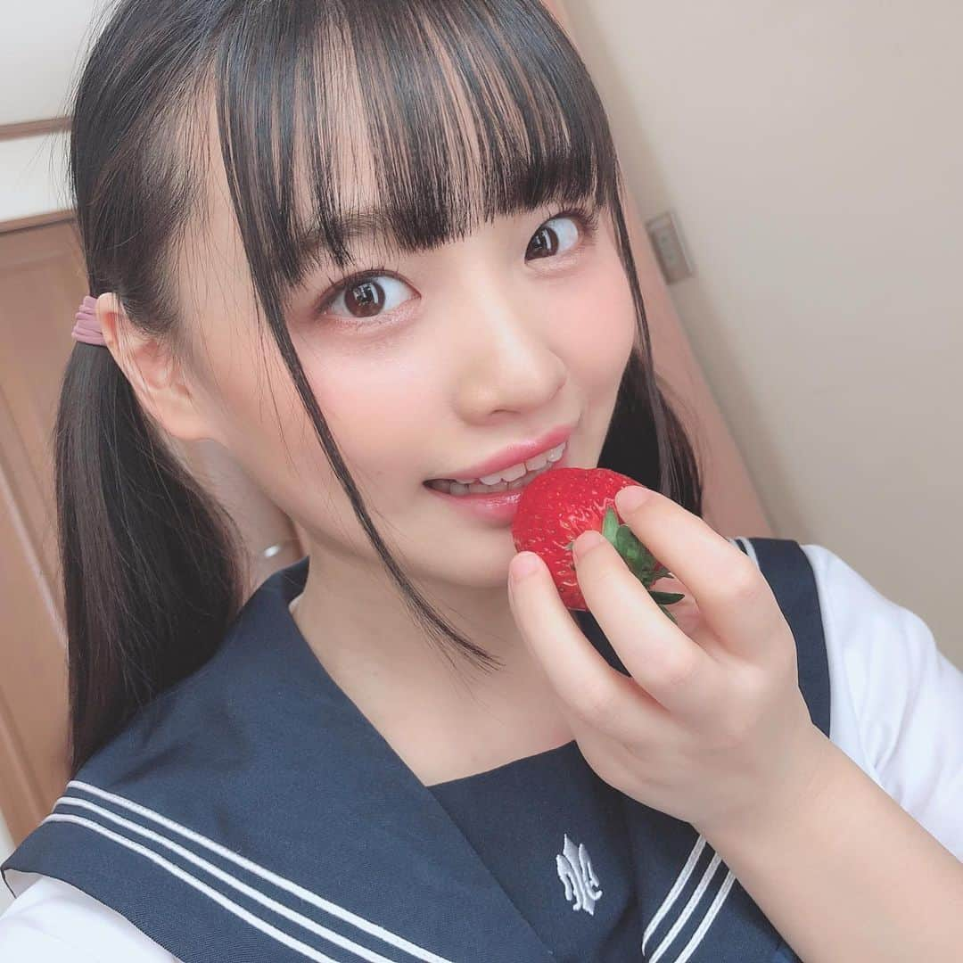 花音うららのインスタグラム：「🍓制服といちご 🍓 . . .  #いちご #シーズンだけど #さくらんぼ狩り行きたいな #さくらんぼ大好き #🍒 #🍓 #一日一粒 #ないものねだり」