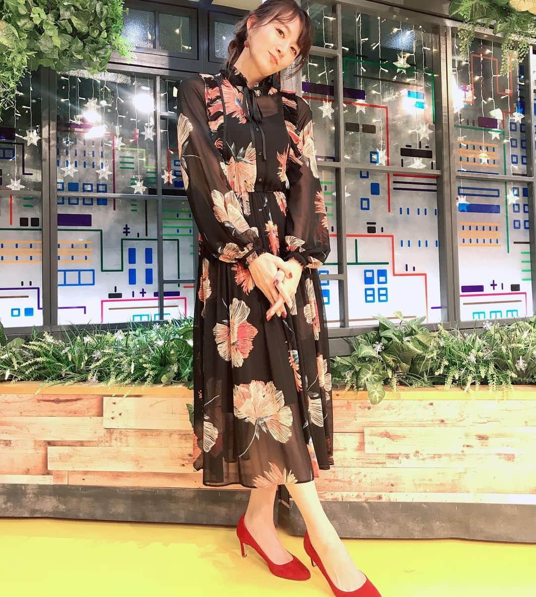 大島由香里さんのインスタグラム写真 - (大島由香里Instagram)「今日は気分の上がる花柄のワンピースでした🌹 #バラいろダンディ #大島由香里」2月15日 22時04分 - yukari__oshima