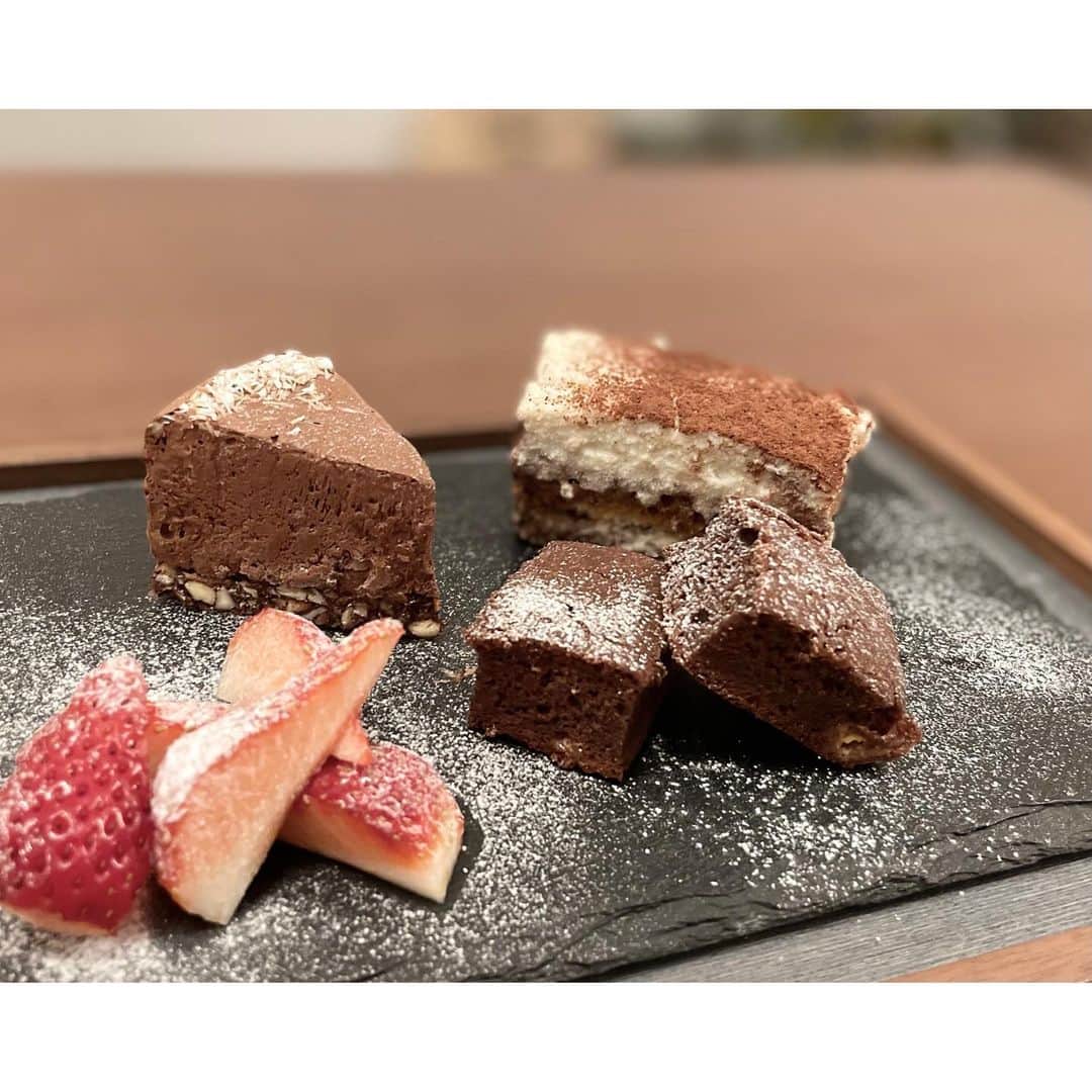 のインスタグラム：「手作りバレンタインプレート🍫 妹に教えてもらったココナッツティラミスが特にお気に入り🧡簡単だし、生クリームも卵も使わないからズッシリしなくて食べやすい！ リピレシピ🌿 いろいろアレンジしてみよっと。 . . #nobake #homemadesweets #organicchocolate」