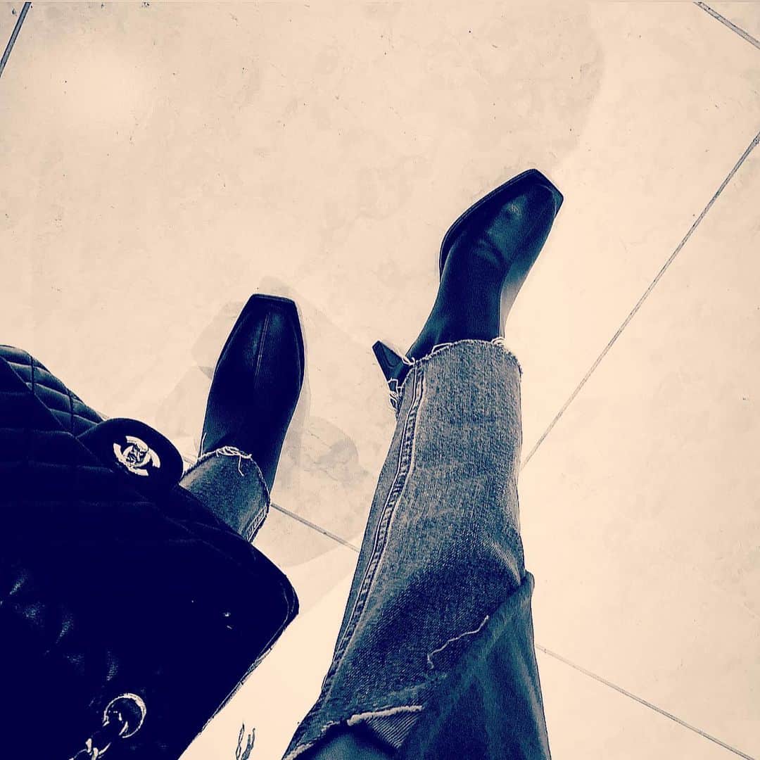 皇咲あゆのインスタグラム：「、 お気に入りのブーツ👢❤︎ かわe ！ (２枚目にフィルターなしの写真あるよん📸 、 おやすみなさい😴またあした💗 ． #ootd#kicks#boots#👢#コーヒー豆色☕️」