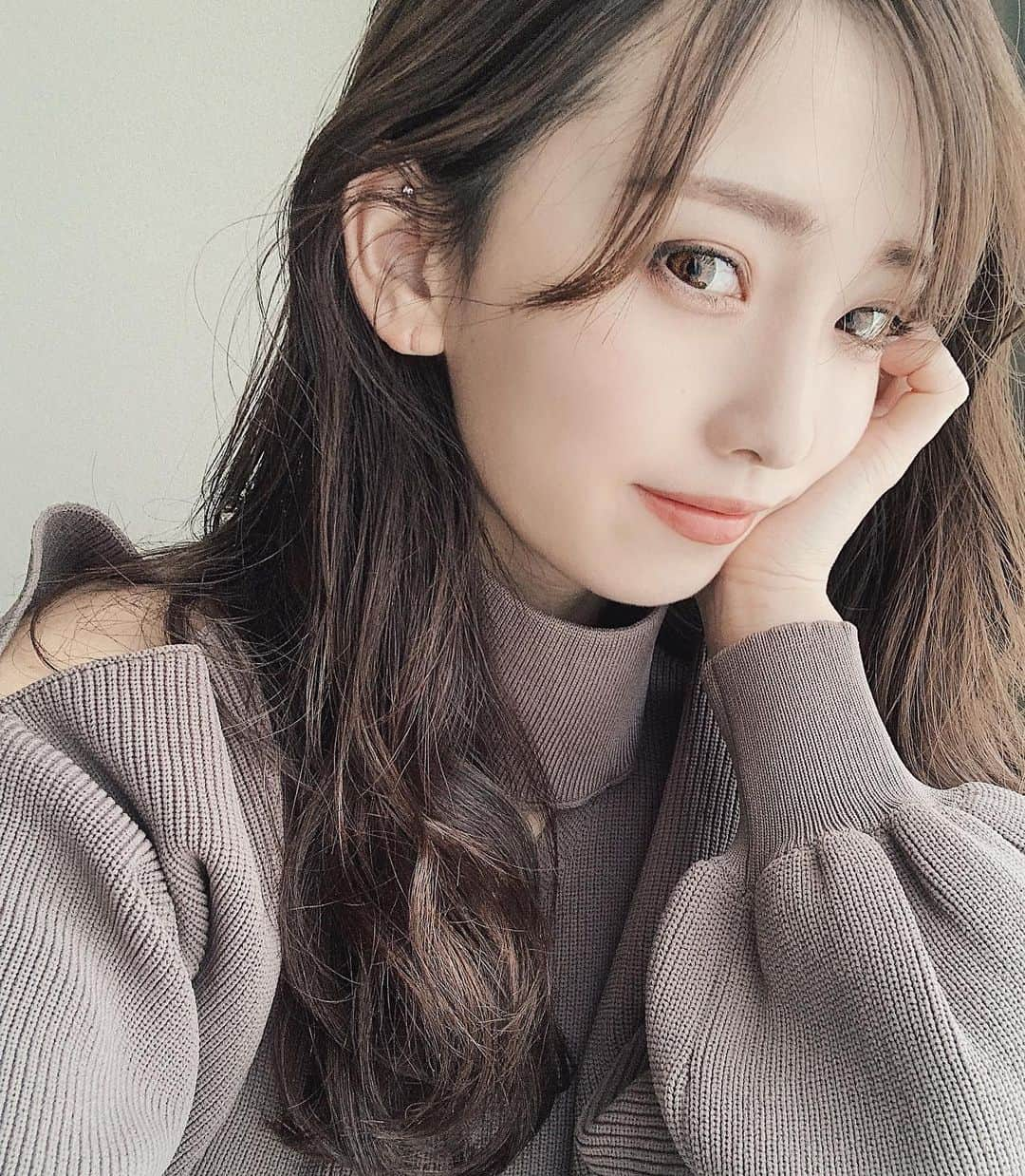 篠田このかのインスタグラム：「﻿ ﻿ ﻿ すこし冬眠してました篠田です😪﻿ ﻿ ﻿ みなさんお元気ですか？﻿ 篠田は最近バタバタしてて投稿をサボっておりました🤫﻿ ﻿ ﻿ ﻿ すっかり前髪も伸びちゃって﻿ 最近イメチェンしがちの僕の最近の #カラコンは﻿ @lanicon_official の #Fancybrown﻿ ﻿ 茶色！てよりちょっとハーフっぽい感じ💡﻿ 自然光やと透明感すごいし室内光やと目元がはっきりするから﻿ どこにいても目元見たくなる😂🤍﻿ ﻿ 前髪伸ばしてて目元の印象も強くしたいから﻿ いまはこんなカラコンが一番使いやすくて好きやな〜🌿﻿ ﻿ ﻿ ﻿ ﻿ 月曜日もお疲れさまでした🌸﻿ ﻿ ﻿ ﻿ ﻿ ﻿ ﻿ ﻿ ﻿ #Lanicon ﻿ #ラニコン﻿ #送料無料﻿ #1年カラコン﻿ ﻿ ﻿ ﻿」