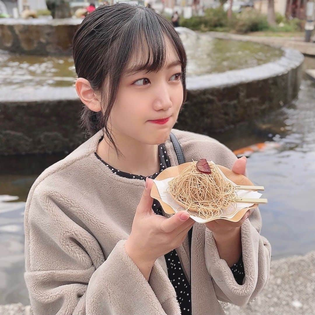 鈴木志歩のインスタグラム：「初栗りん🌰 . 大須にあるずっと気になってたお店♡ お団子のモンブラン食べたけど めちゃ栗！って感じで美味しかった〜🤤💭 . 栗好きさんにおすすめです✨ . . #fashion #hairstyle #koreanstyle  #얼짱 #얼스타그램 #페션 #오늘의훈녀」