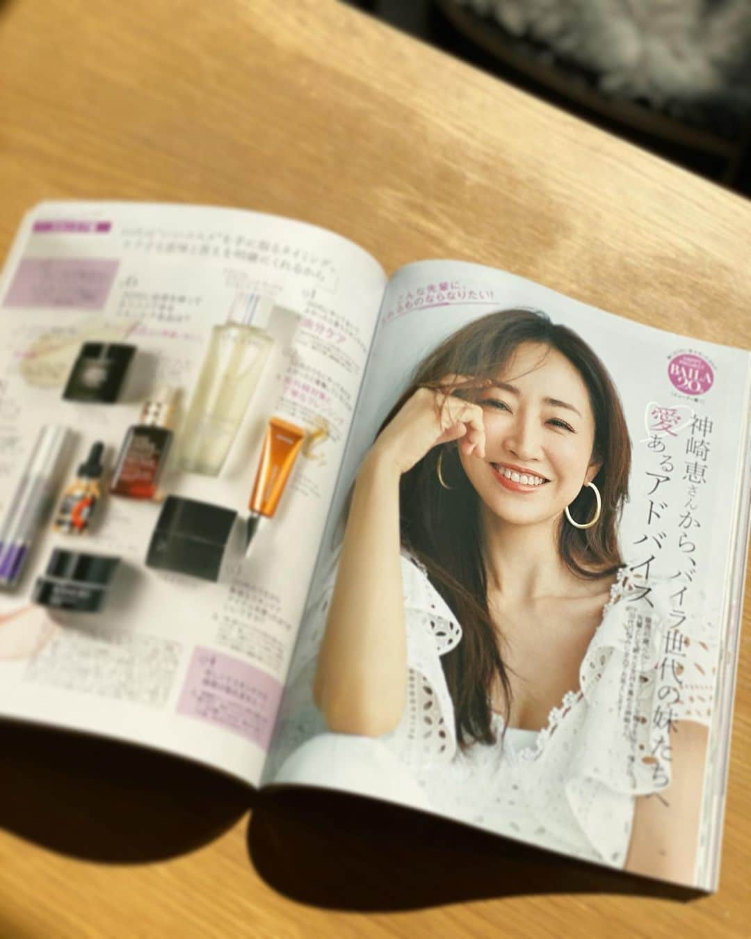 神崎恵さんのインスタグラム写真 - (神崎恵Instagram)「発売中の『BAILA』3月号。 バイラ美容プロジェクト 「神崎　恵から、バイラ世代の妹たちへ 愛あるアドバイス」 ビューティはもちろん、いろいろなお話しをしています。 ぜひ読んでいただけたら嬉しいです😌 #baila @baila_magazine  #ビューティ この撮影、実は今年最初の撮影でした。 「お腹や脚を見せる撮影になるかも」と聞いていたので、年始に3.4日集中トレーニングをしました🏋️‍♂️ 仕事始めはだいたい顔や体がぼやけていて、引き締まるまでに時間がかかるのだけど、この気持ちのいいプレッシャーのおかげで今年はいいスタートでした。 年末年始、あれだけ食べて飲んだのに、運動ってすごいな。と嬉しい実感。 2021年、新しいことをいくつか始めました。 またお話しできたらなと思います。」2月15日 22時11分 - megumi_kanzaki