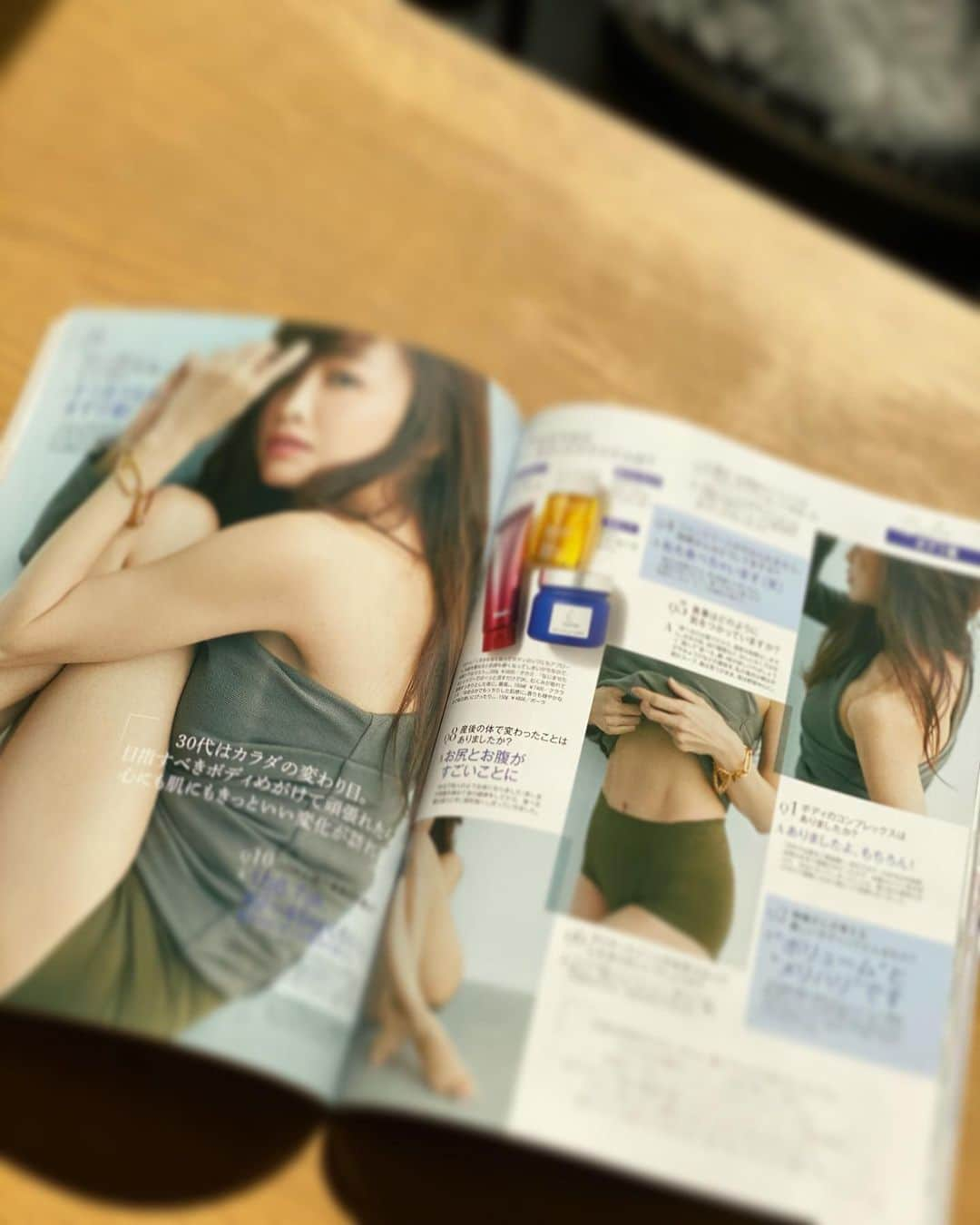 神崎恵さんのインスタグラム写真 - (神崎恵Instagram)「発売中の『BAILA』3月号。 バイラ美容プロジェクト 「神崎　恵から、バイラ世代の妹たちへ 愛あるアドバイス」 ビューティはもちろん、いろいろなお話しをしています。 ぜひ読んでいただけたら嬉しいです😌 #baila @baila_magazine  #ビューティ この撮影、実は今年最初の撮影でした。 「お腹や脚を見せる撮影になるかも」と聞いていたので、年始に3.4日集中トレーニングをしました🏋️‍♂️ 仕事始めはだいたい顔や体がぼやけていて、引き締まるまでに時間がかかるのだけど、この気持ちのいいプレッシャーのおかげで今年はいいスタートでした。 年末年始、あれだけ食べて飲んだのに、運動ってすごいな。と嬉しい実感。 2021年、新しいことをいくつか始めました。 またお話しできたらなと思います。」2月15日 22時11分 - megumi_kanzaki