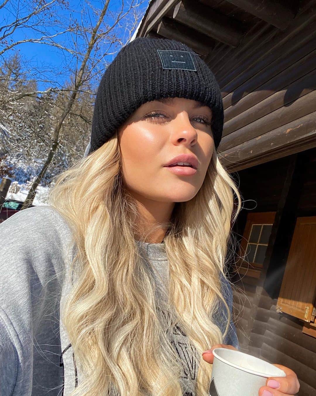 Dagi Beeのインスタグラム：「normally I don’t give a f* about looking cute in the winter ... being warm is my mission 🥶 #frostbeulenmood」
