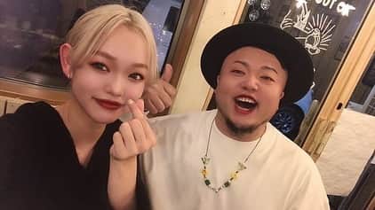 HIPPYのインスタグラム：「山猿くんとのコラボ曲［旅立ち］ 仙台でレコーディング＆MV撮影  山猿くんの専属DJ Miiちゃんも駆けつけてくれて 話をしてると［白河］っていうフレーズ  「Miiちゃんてもしかして白河旭高校？」ってなんとなく聞くと  まさかのビンゴ！  あー仲間との思い出が蘇るし、なんて素敵なご縁！  白河旭高校のみんな元気してるかい？またどこかで会おうな！  聖光学院のみんなも いわきで出逢った関根さんも 石巻市雄勝町の堀田ファミリー ミキタツヤフレンズ  会いたいな  会いたいって気持ちだけで 頑張ることができる  出逢ってくれてほんまありがとう 山猿くん！素敵なご縁をほんまありがとう  旅立ち！たくさんの方に届きますように  #山猿 #HIPPY #旅立ち」