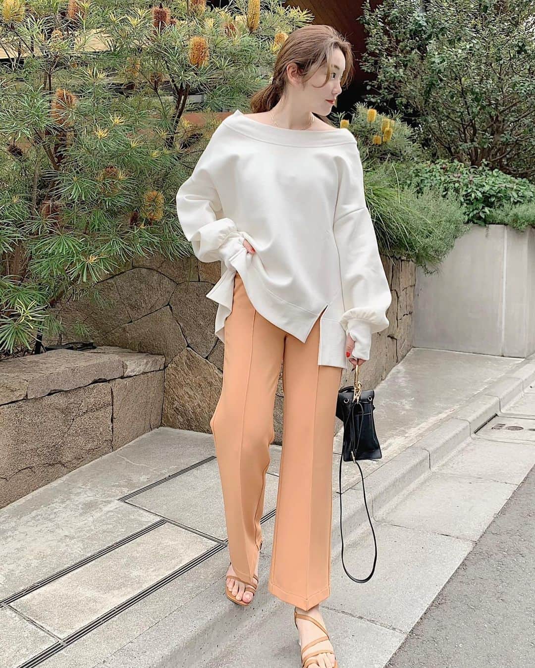 mina hinokuchiのインスタグラム：「欲しかったカラーパンツ🍊 この春はロングパンツ気分。 シンプルトップスで様になるのが💯  #whoswhochico #salonbychico #フーズフーチコ　#カラーパンツ #オフショル #スウェット #大人気のオフショルスウェットは3月新色でホワイト入ります😎」
