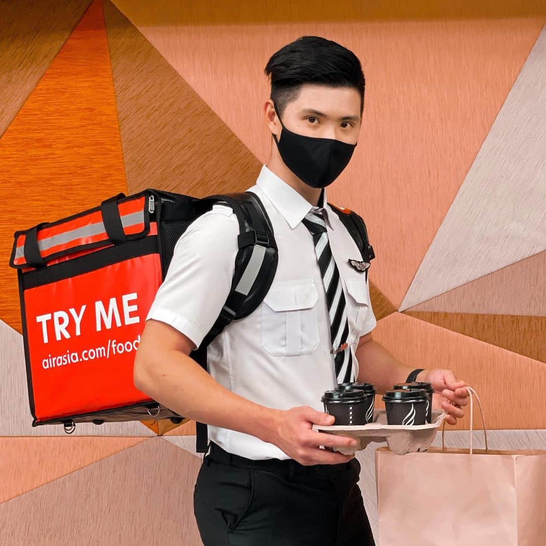 エアアジアのインスタグラム：「That's right - @airasiafood is officially heading to Singapore! 🇸🇬⬅️🚗  Email us at food@airasia.com to sign up to be a merchant! #airasiaDelivers」