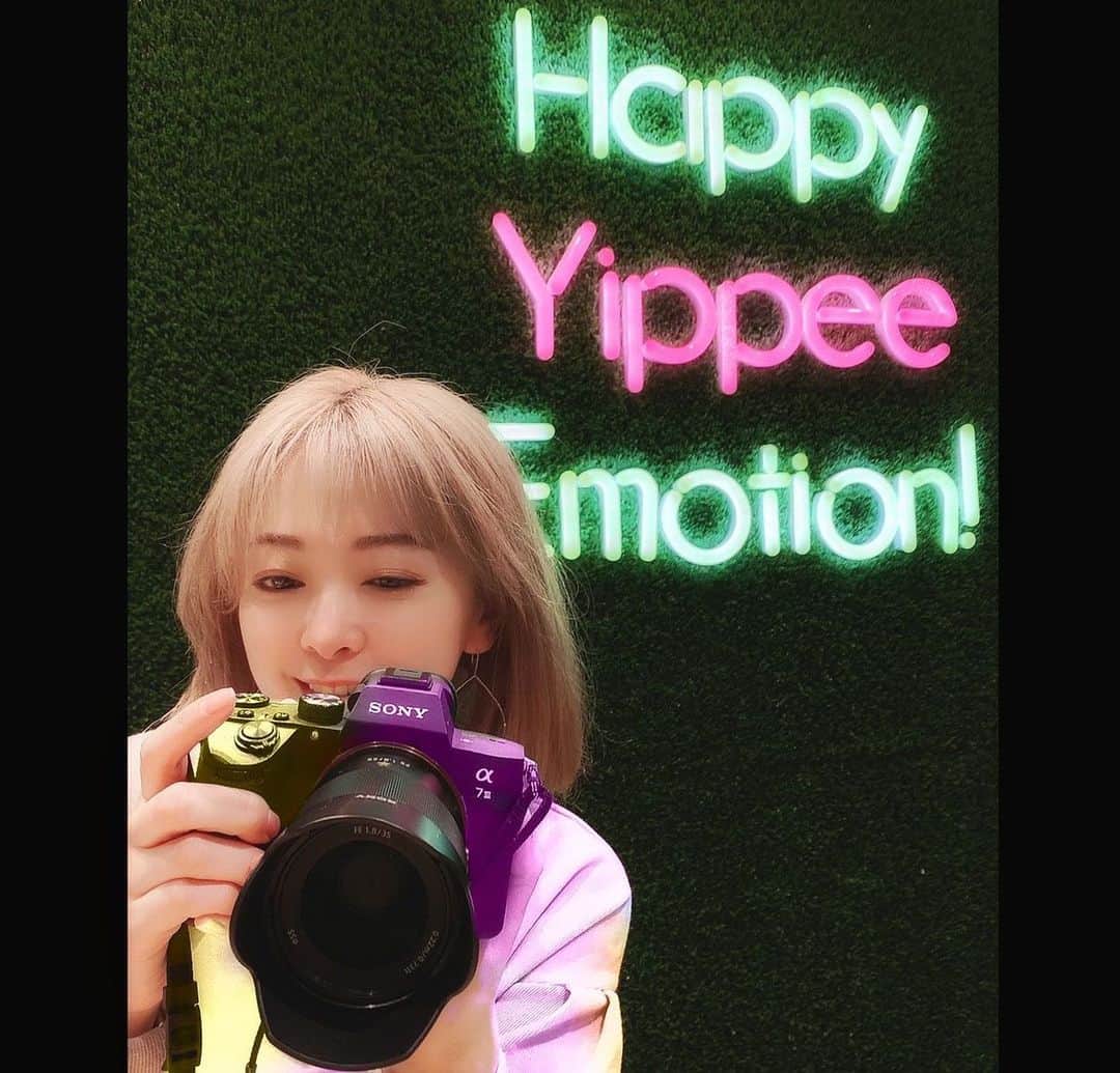 榎本温子のインスタグラム：「mycoさんが沢山写真撮ってくれました📸めちゃくちゃ上手。。あれ、いつの間にこんな技術を？！  沢山撮ってくれてありがとう✨素敵なプレゼントも頂いて感激しまくりましたぁぁぁぁ！あああああああ😭😭😭また別の投稿で紹介するね！  photo by myco @myco0227   #新宿カフェ #新宿 #サプライズ #サプライズバースデー #love #happy #カメラ女子 #myco #榎本温子 #声優 #photography #ネオン #友達 #parkbazaar」