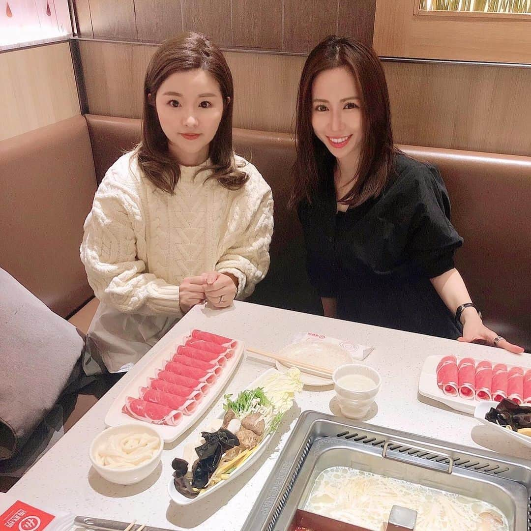 sakiのインスタグラム：「美女とのランチ😚❤︎ 園行事も含めたら今年すでに何回会った？ってくらい 会えてて嬉しい✧˖° . 卒園するまでこれからもたくさん会おう🥰🥰 ママ友が増えて行事がかなり楽しみになった笑 . . #火鍋 #火鍋ランチ #ママ友 #ランチ #東京ランチ #ダイエット生活 #ダイエット生活 #ダイエット食事 #美肌ケア #美肌効果 #美食 #美食日記 #主婦の楽しみ」