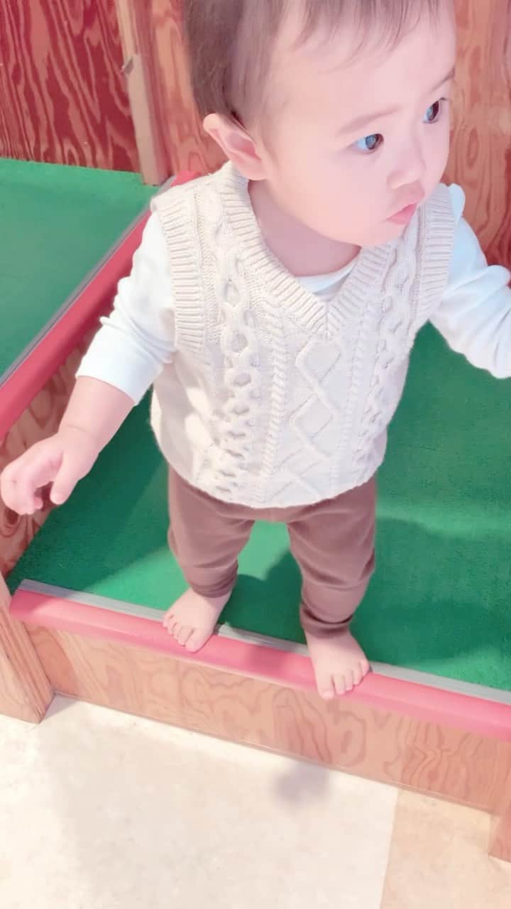 来夏のインスタグラム：「#🐥 娘の背中(成長)をみてると なんでもトライしてみようと勇気をもらえる☺️✨ 勝手に苦手意識もってたこととかも本当はただの思い込みだったりね🦋  最近お気に入りの映画ソウルフルワールドもそんな視点を改めさせてくれた📹おすすめ😋 #1歳2ヶ月 #1year2months  #girl #女の子ママ #成長記録」