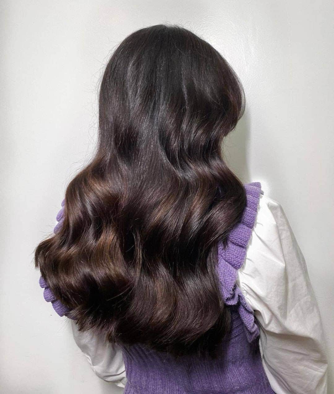 ghd hairさんのインスタグラム写真 - (ghd hairInstagram)「Wishing our WFH hair looked like this...😍🙏 @gevir   #ghd #ghdhairpro #glossywaves #hairgoals #brunettetresses #hairenvy」2月15日 22時27分 - ghdhair