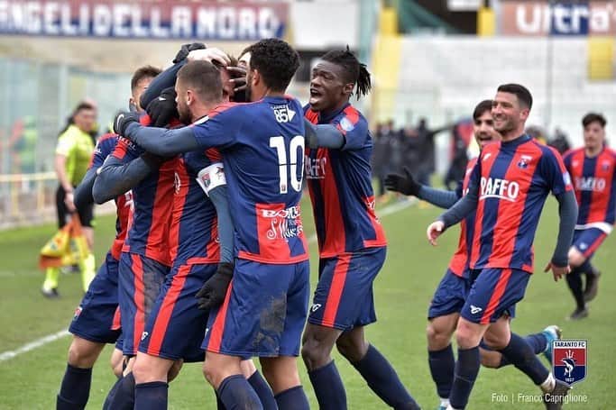 フェルナンド・ティッソーネのインスタグラム：「➕3️⃣ 🔴🔵 ... #forzataranto #taranto @tarantofc1927_official」