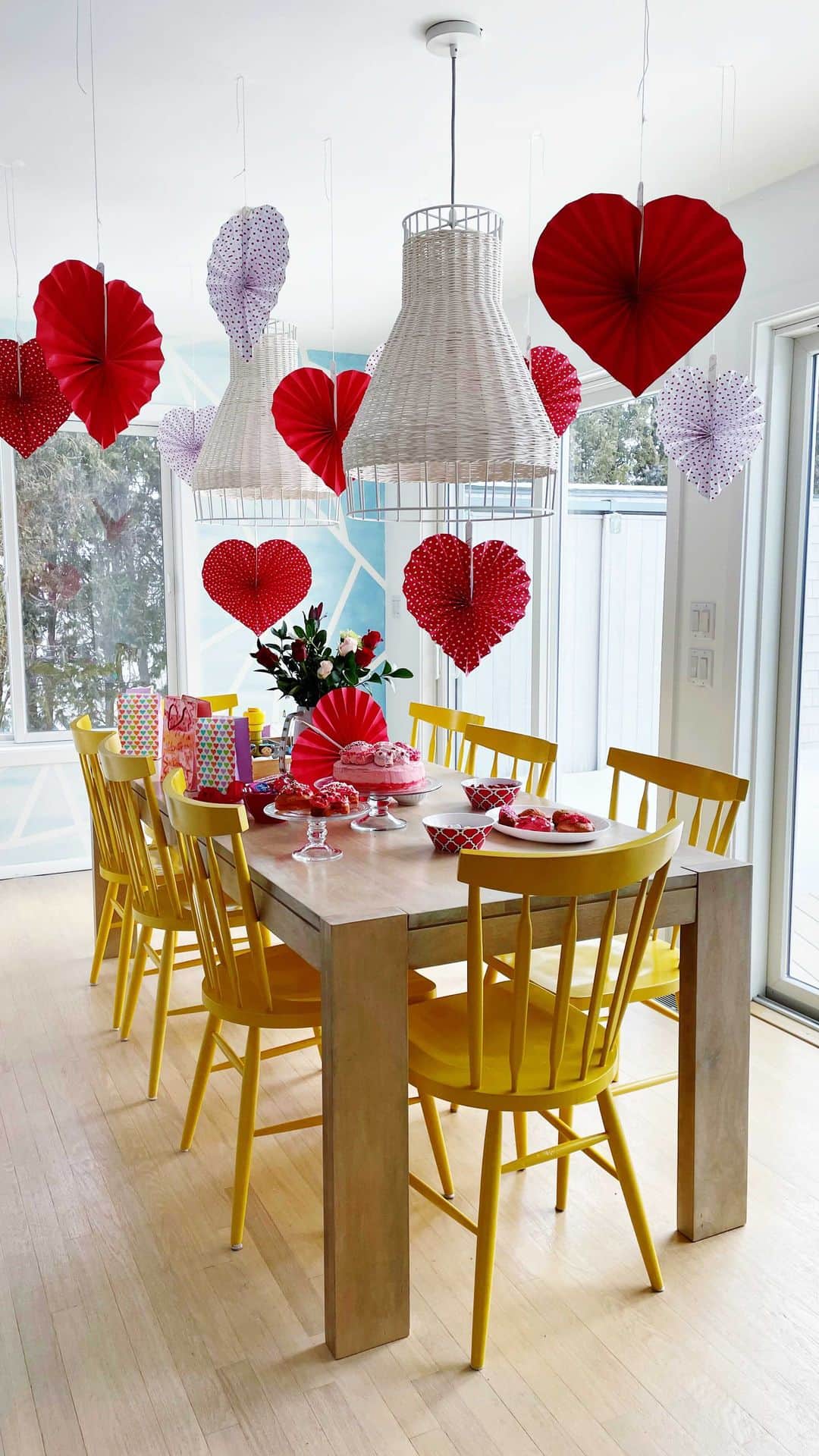 Ilana Wilesのインスタグラム：「By the time this pandemic is over, I will have decorations for every holiday. #valentinesday」