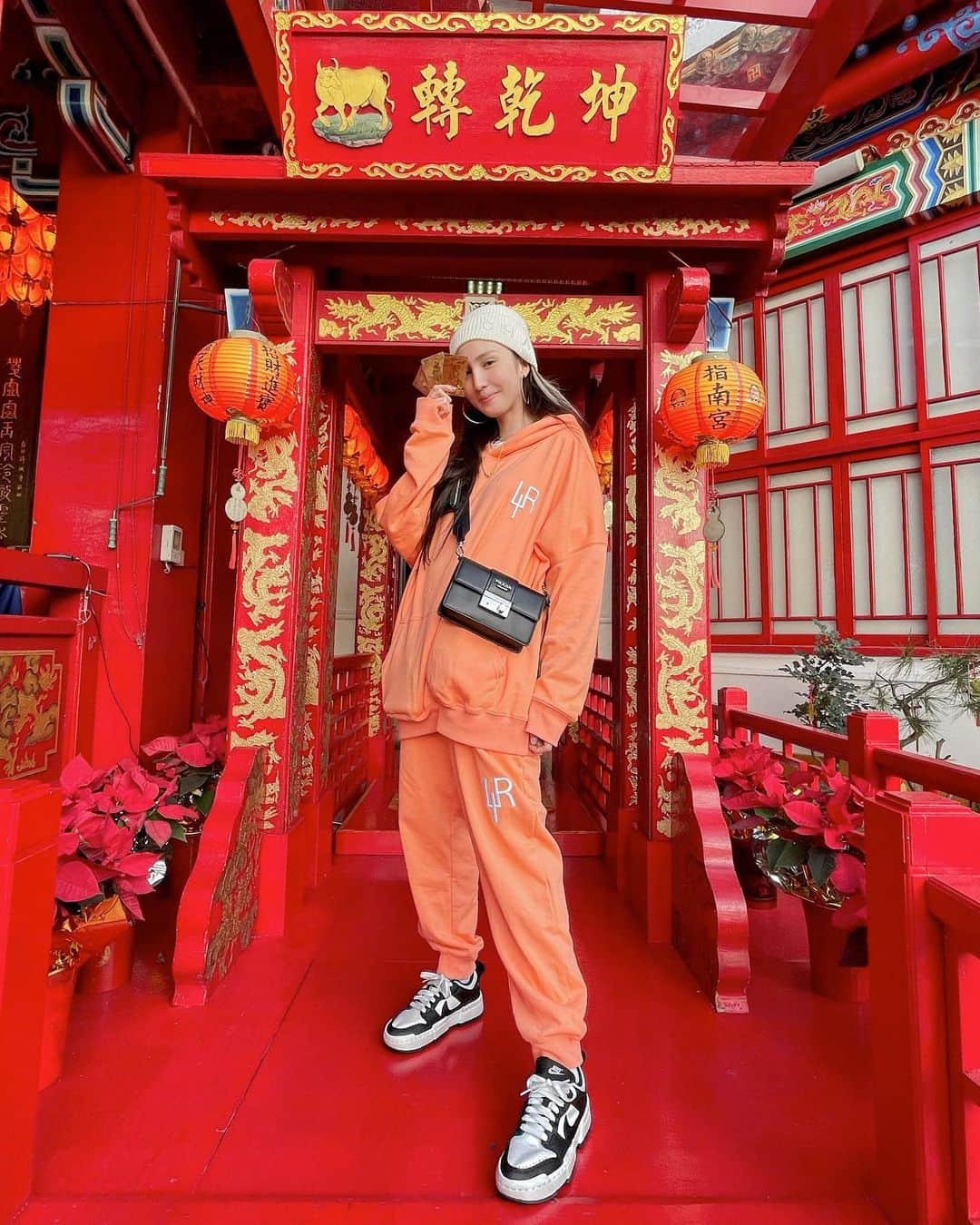 孫尤安（YoannaS）のインスタグラム：「新年快樂🧧✨🧨  今年要用一顆玩樂的心情 輕鬆的追尋心之所向 大家一起TURN起來 沒有比快樂和健康更重要的事情了🪐  超級超級感謝大家今年的老人年夜飯活動也踴躍的參與🙌🏻🙌🏻 下週會統一全部寄出，再記得注意收件喲💌  因為你們願意分享愛，讓這個年才剛開始就已經增添了很多很多幸福的溫度🥰讓更多人能夠共享快樂，謝謝你們👊🏻  LET'S KEEP MAKING THE WORLD A BETTER PLACE TOGETHER🌍❤️🕊  HAPPY CHINESE NEW YEAR✨」