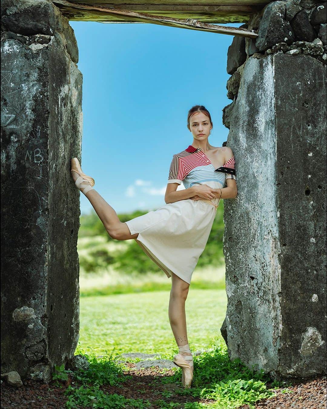 ballerina projectさんのインスタグラム写真 - (ballerina projectInstagram)「𝗠𝗮𝗰𝗸𝗲𝗻𝘇𝗶𝗲 𝗥𝗶𝗰𝗵𝘁𝗲𝗿 in Kaupo Maui. #ballerina - @mackensova #kaupo #maui #hawaii #ballerinaproject #ballerinaproject_ #ballet #dance #yproject #mackenzierichter #sonyalpha #zeissotus   𝗕𝗮𝗹𝗹𝗲𝗿𝗶𝗻𝗮 𝗣𝗿𝗼𝗷𝗲𝗰𝘁 𝗯𝗼𝗼𝗸 is now in stock. Go to @ballerinaprojectbook for link.」2月15日 22時30分 - ballerinaproject_