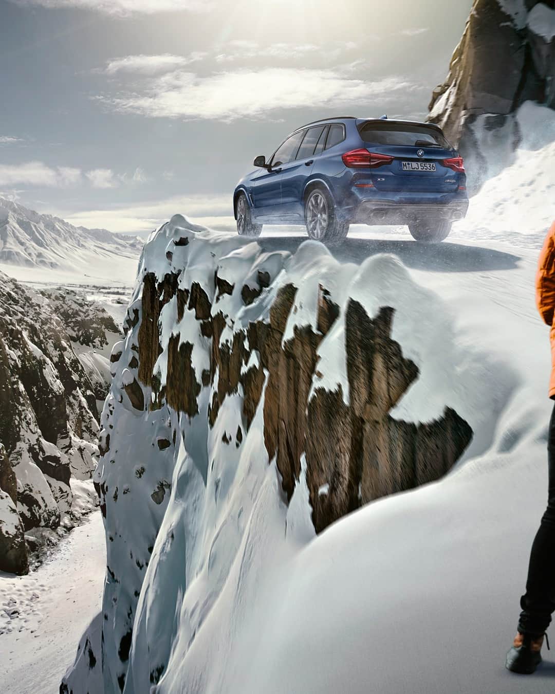 BMWのインスタグラム：「Thinking about the next move. The BMW X3. #TheX3 #BMW #X3 __ BMW X3 M40i: Fuel consumption weighted combined in l/100km: 8.1–7.8 (NEDC); 9.7–8.9 (WLTP), CO2 emissions weighted combined in g/km: 187–178 (NEDC); 221–204 (WLTP). Further information: www.bmw.com/disclaimer.   360 hp, 265 kW, 500 Nm, Acceleration (0-100 km/h): 4.8 s, Top speed (limited): 250 km/h.」