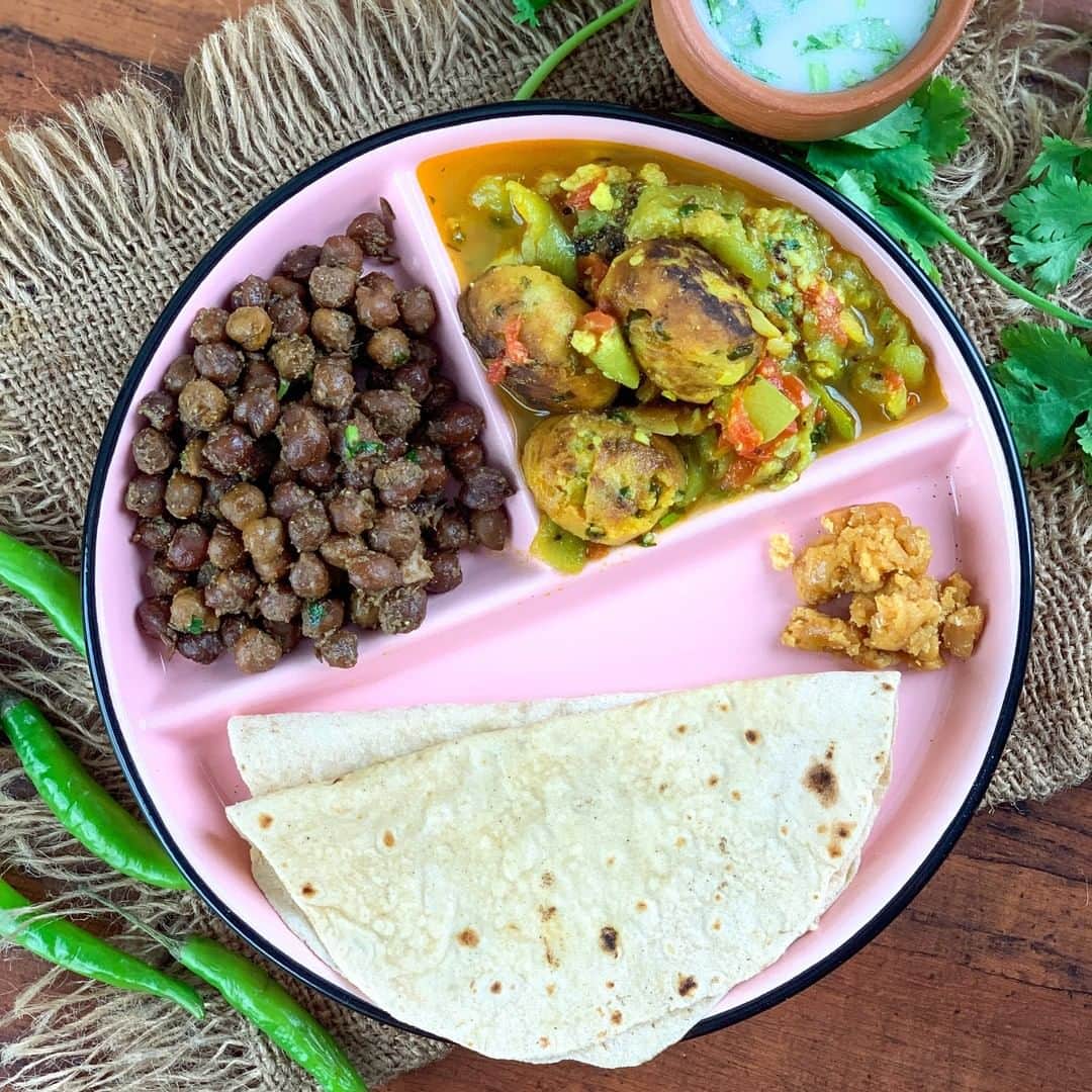 Archana's Kitchenさんのインスタグラム写真 - (Archana's KitchenInstagram)「A simple comforting Ayurvedic meal of our humble Whole Wheat Phulka served with Turia Muthia Nu Shaak, and Sukha Kala Chana with some refreshing Buttermilk is meal all of us would love to come home to. A very simple meal that is very nutritious and easy to make.  Search for the article “Taste Ayurveda With This Meal Of Turia Muthiya Shaak, Kala Chana And Phulka” in our app. Link to the app in the bio @archanaskitchen  . . . . #recipes #easyrecipes #masala #lunchmeal #indianlunch #indianthali #lunchthali #howtomake #lunch #lunchrecipes #patty #archanaskitchen #healthyeating #highprotein #eatfit #cooking #food #healthyrecipes #foodphotography #recipeoftheday #comfortfood #deliciousfood #delicious #instayum #food」2月15日 22時30分 - archanaskitchen