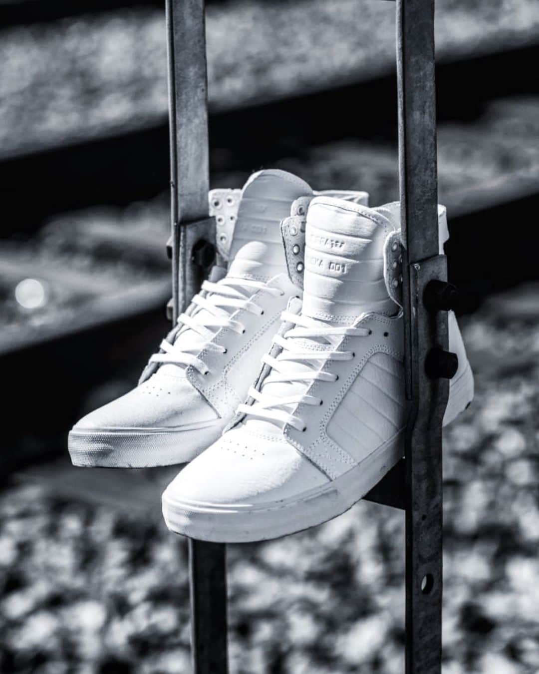 SUPRA TOKYOのインスタグラム：「. 【SKYTOP CLASSICS】  - WHITE WHITE RED -  STORE & ONLINE  #suprafootweartokyo #sneaker #skytop #black #leather #red #harajuku #tokyo」