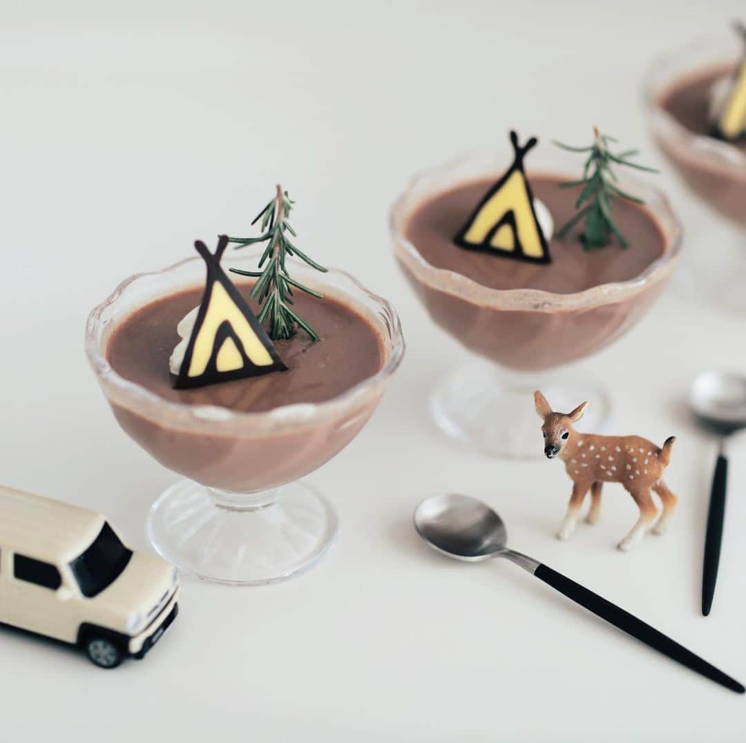 きなこのインスタグラム：「昨日のバレンタインに家族へ作ったチョコミルクプリン。チョコペンで描いたテントを乗せて、小さなジオラマ風に🏕  3枚目の写真は2年前のバレンタインに作ったジョージケーキ。これもチョコペンでおえかきしたチョコプレート🐒 4枚目は去年作った恐竜発掘クッキー。また作りたいなぁ🦖✨  ▶︎混ぜて冷やし固めて作る、簡単チョコミルクプリンの作り方をブログで紹介してます🍮 → @kinako_710」