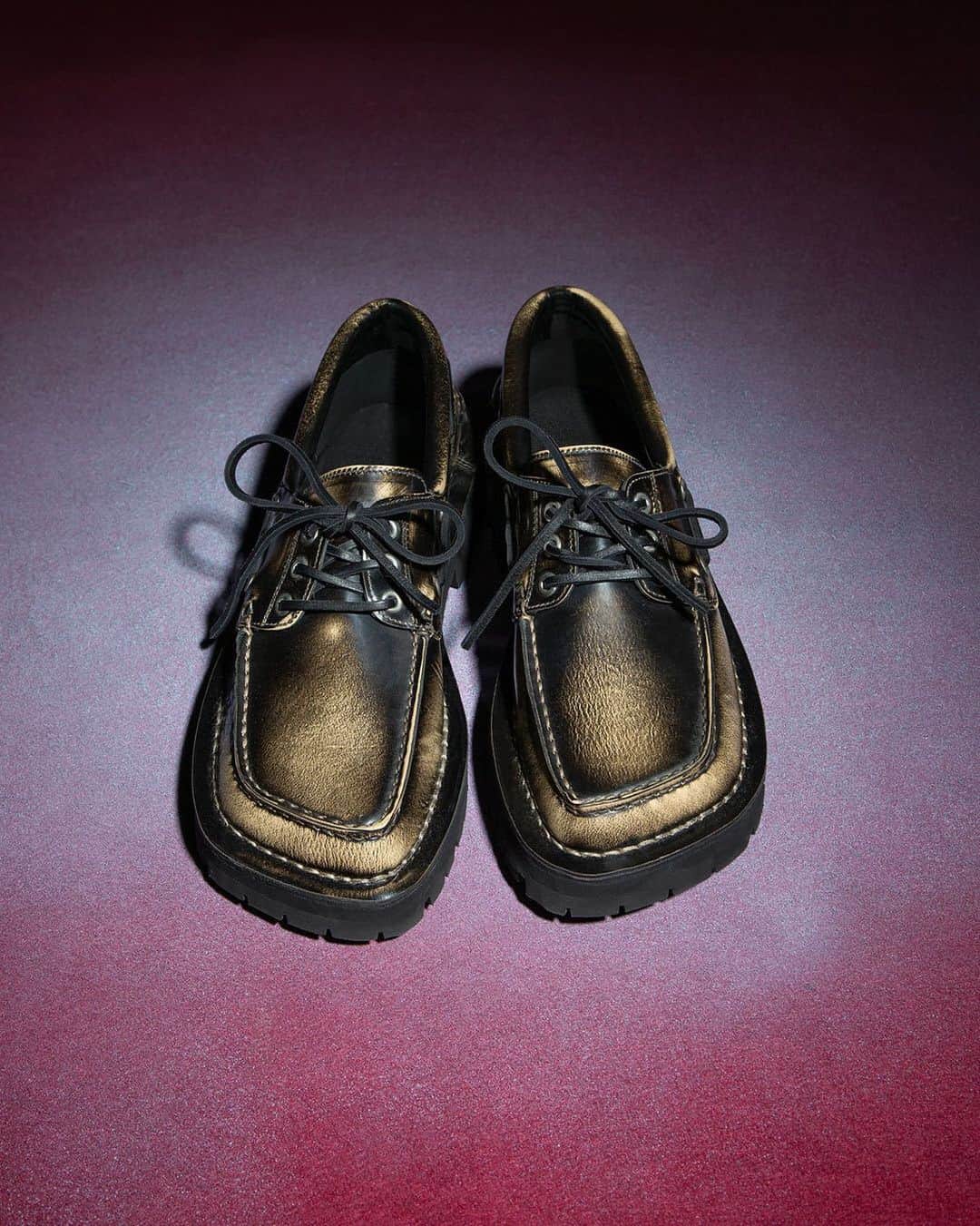 エルエヌシーシーのインスタグラム：「New season CAMPERLAB has landed at LN-CC.  Under the creative direction of @achillesiongabriel, CAMPERLAB explores design and footwear from a different point of view.  From the Eki Boat Shoes and Walden Loafers to the Traktori Boots and Hastalavista Slides, put your best foot forward in the lastest styles available online now.  @camperlab」