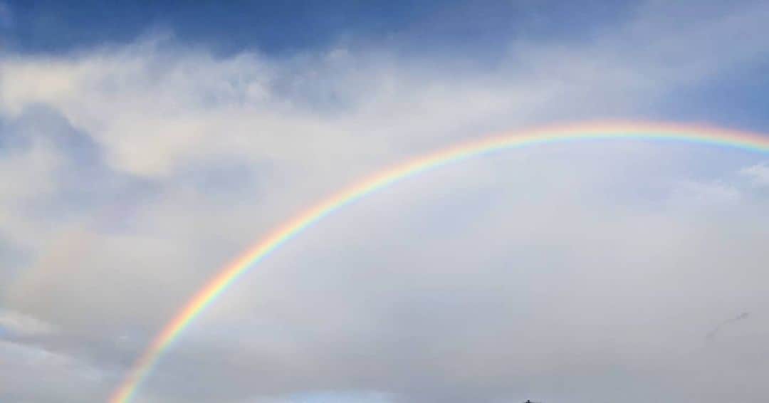 小野恵美のインスタグラム：「今日の虹🌈  美しい。。 心洗われる空でした😌  「わぁ～～😳✨」と 初めて実物を見て認識した虹に感動して、バンザイしたり手を叩いて喜ぶ娘。 この世界には、こんな素敵な景色もあるんだよ〜☺️  皆に良い事ありますように！  #虹 #rainbow #今日の空 #空 #雨上がり #虹の橋」