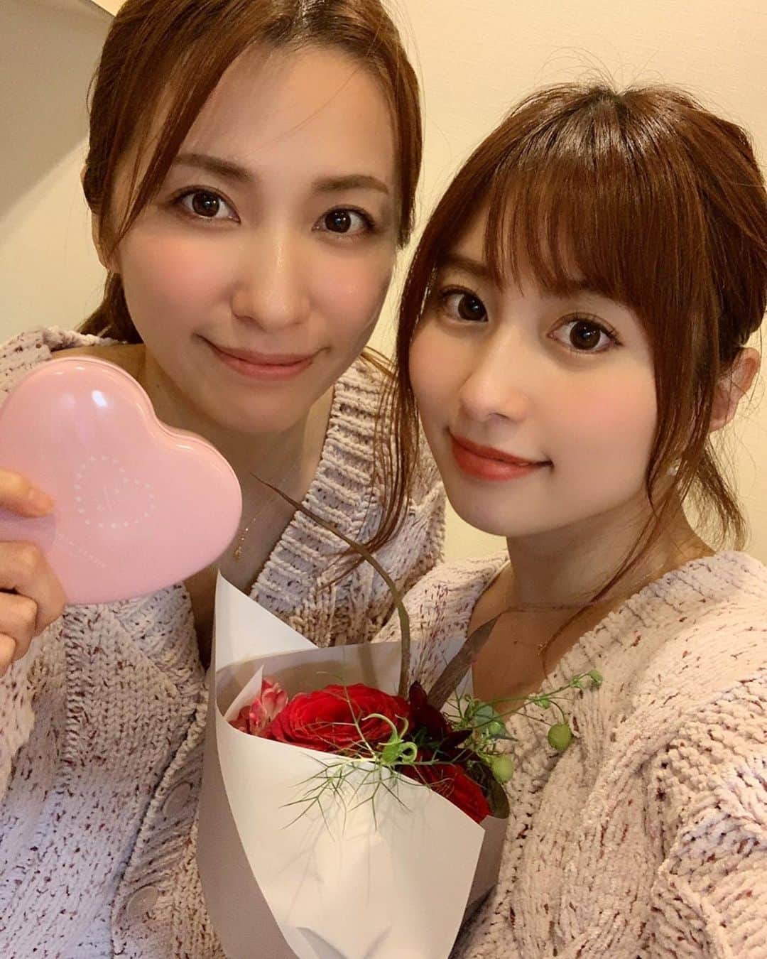 のインスタグラム：「💝 . 1日遅れで…😏 . . #いつも通り #お互いが持ち寄って #チョコを食べました #valentine #chocolate」