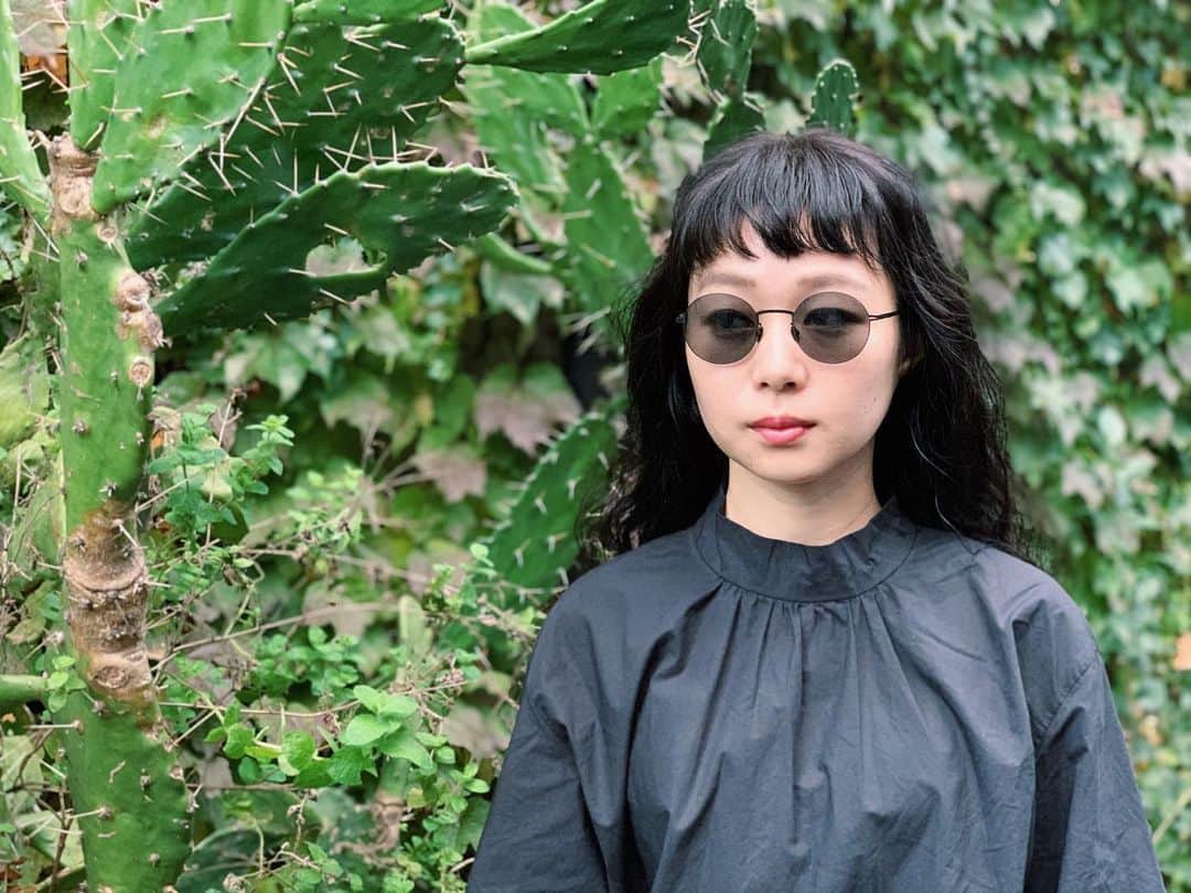 MYKITA SHOP TOKYOのインスタグラム：「フレームとレンズの一体感があるLESSRIMコレクションより、KAYO Black/Grey Solidをご紹介させていただきます。レンズを囲う縁を極限まで細くし、まるで縁なしのようなミニマルなデザインで、ラウンド型も自然に掛けていただけます。  From the LESSRIM collection, which has a sense of unity between frames and lenses, we would like to introduce KAYO Black/Grey Solid. The rim surrounding the lens has been narrowed to the utmost limit to create a minimalist design that looks as if it has no rim, allowing the round shape to be worn naturally.  — #MYKITA #mykitalessrim」