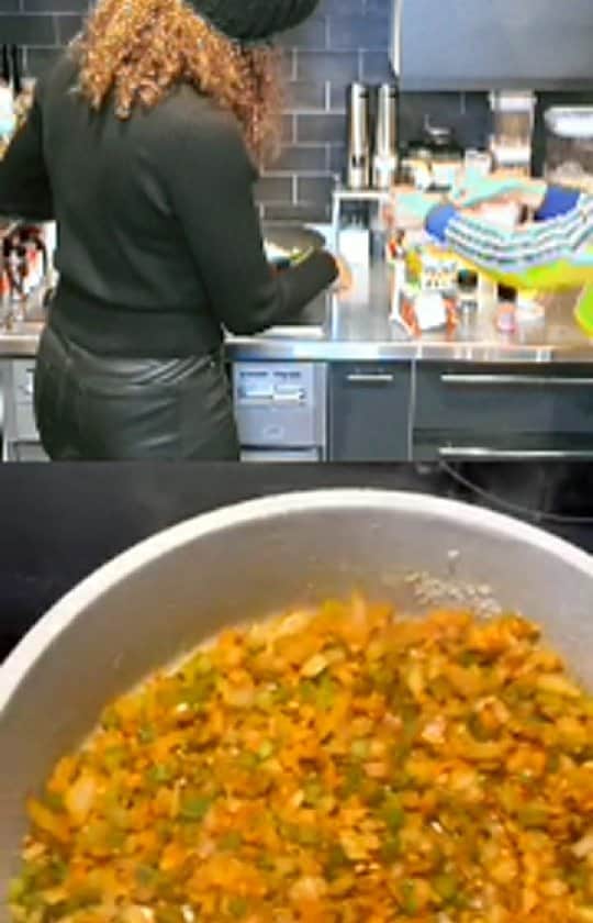 Crystal Kayのインスタグラム：「MAKENAI cooking with @chef_derek83 :GUMBO💯💯😮💕 And mom aka Smurf @tharealbenjaminbutton」