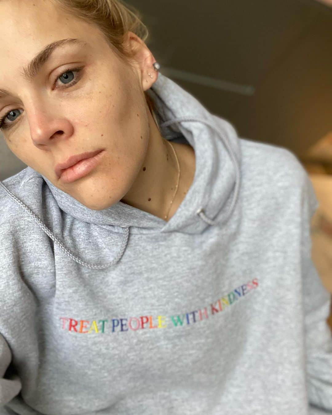 ビジー・フィリップスさんのインスタグラム写真 - (ビジー・フィリップスInstagram)「Hi. Gina woke me up too early and I grabbed this sweatshirt from my closet and as I was walking out the door Marc was like “what is that sweatshirt” and I realized I’d grabbed Birdie’s “treat people with kindness” sweatshirt(our clothes now are often put in the wrong closets😭) Anyway, I got super emotional just now looking at pictures from a year ago. When I used every frequent flyer mile I had saved and flew Bird and myself to London for 4 days because a new friend (💗 @fearnecotton ) had put me in touch with Birdie’s favorite YouTubers (my sweet @danielhowell and @amazingphil ) I shared what Birdie was going through and they agreed to meet us for tea if we ever happened to be in London- I was like “GREAT HOW’S TWO WEEKS FROM NOW?” Look. I haven’t really talked a great deal about it because it’s not entirely my story to tell but all I have to say is this: when you have a child in crisis, being bullied for who they are or suffering in any way, you will do anything in your power to try to help them realize that IT GETS BETTER. But what often we(as parents or caretakers or siblings) can’t see ourselves is that IT WILL. I was so singularly focused on Birdie feeling better, doing better, that it was almost impossible to see it myself. Our friends in London were wonderful but I won’t lie to you, our last night in London was possibly the darkest hour of my life. I left Birdie watching tv in the hotel room and I walked around alone in a city so far away from home, listening to music and as I sobbed over a lamb biryani, I thought I don’t know if I can keep doing this... Being strong for my kid who I told repeatedly that it would get better but then secretly thought myself but WHAT IF IT DOESN’T? There was no way to know. And as I was sobbing on the phone to Marc he just kept saying, “we’ll see you in New York tomorrow. Just make it to the airport. It’s only a few more hours.” And I thought I didn’t know how to even do that. But we did it. I kept saying in my head, “it will get better.” But here’s the thing. It didn’t get better- not right away. It actually got worse for a bit. But I hung in. Birdie hung in. We all hung in and I am here to tell you: It gets better.」2月15日 22時44分 - busyphilipps