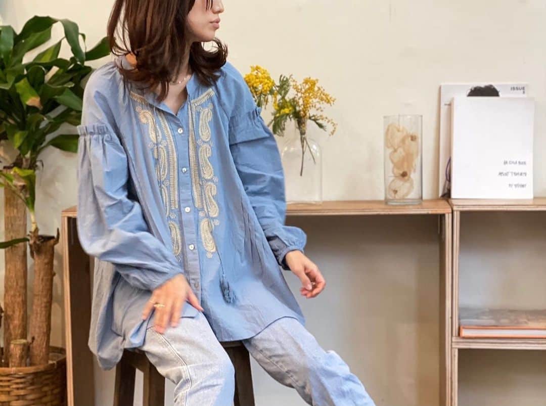 eiko kagamiのインスタグラム：「. . 今日ヘアサロンで見せてもらった 棚がシンプルですごく素敵だった♡ 作られた経緯も☺️ 誰かの為に創造する作業は ストーリーを聞いているだけでも 幸せをもらえる❤︎ . 私はこの週末、娘の机を彼女と二人で半日がかりで組み立てて、手にタコできかけたけど😂🛠🔩、完成したときの感無量感は最高だった！ DIYの憧れが増している今日この頃🤓 . . . . #DIY #タコできるけど #憧れる」