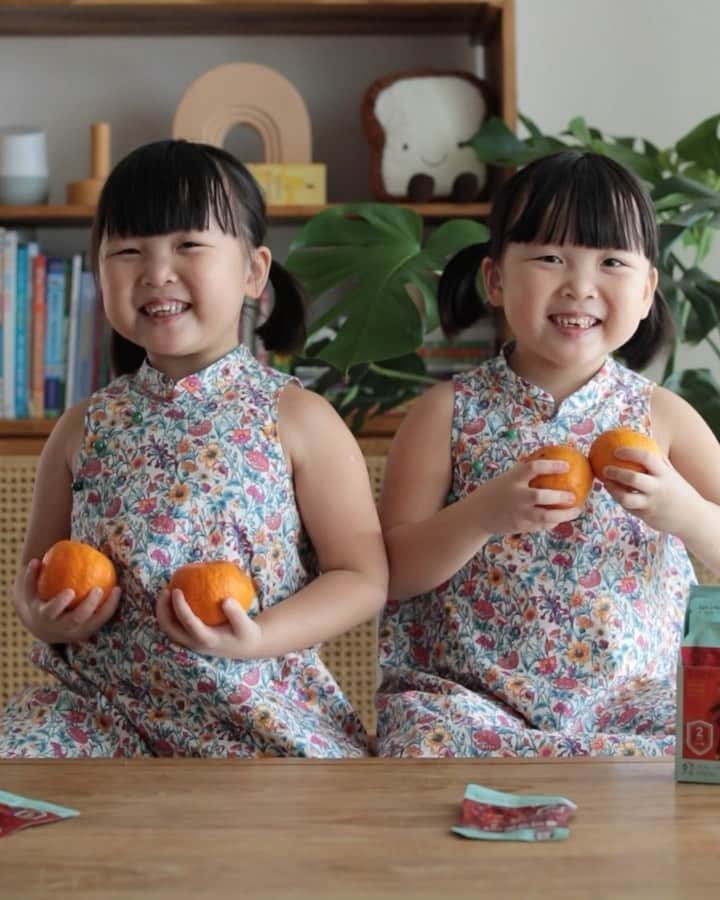 MOMOツインズのインスタグラム：「A little perk-me-up needed there, but we got their Lunar New Year greetings loud and clear!  With 5% 6-year-old Korean red ginseng concentrate, @cheongkwanjangsg Kids Tonic Step 2 (for ages 5-7) helps nurture their immune system and physical health, providing protection as they are a lot more exposed in school and communal environments at this age. It comes in an individual pouch packaging for convenience to consume on-the-go!」
