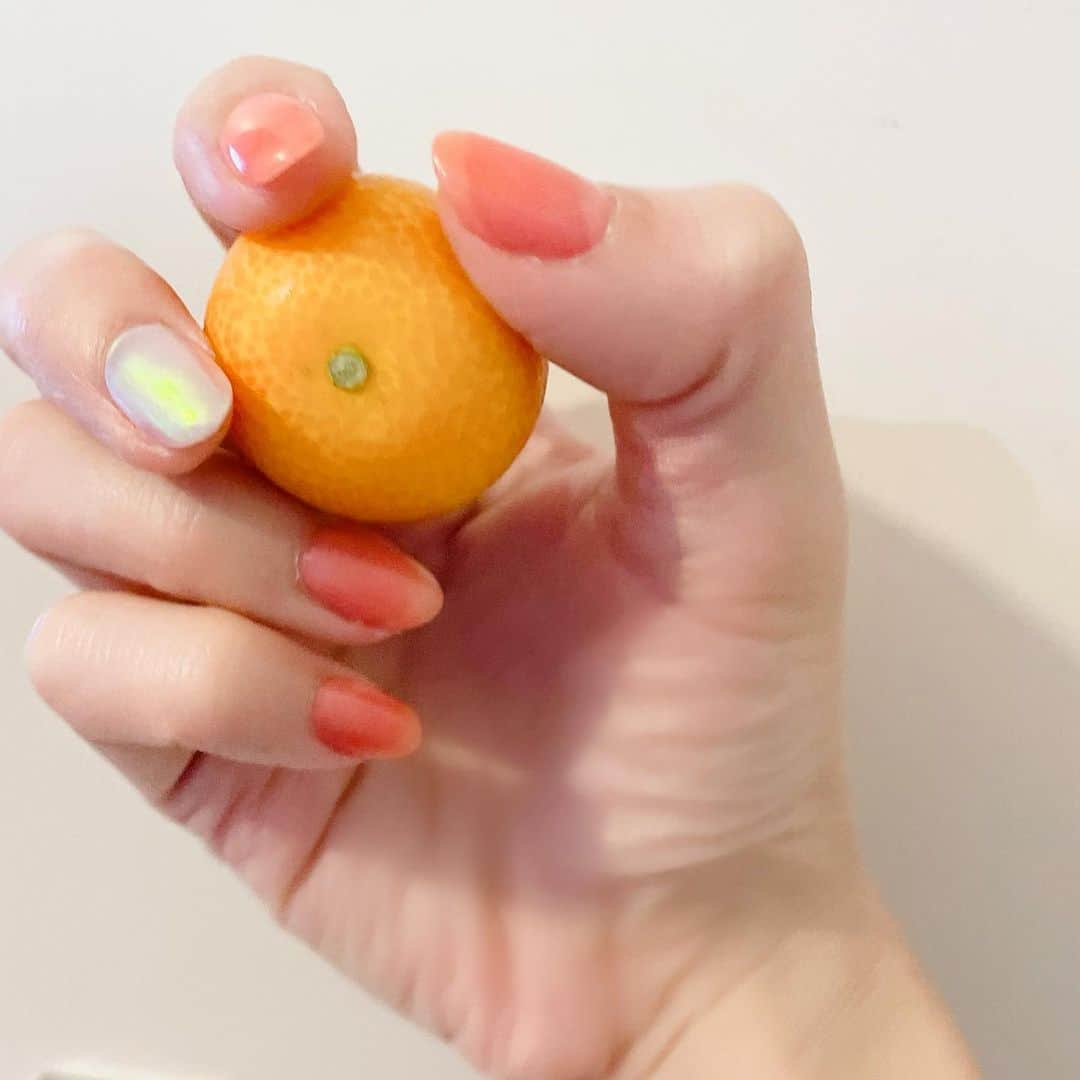 のインスタグラム：「きんかん🍊おいしい🥰  ネイルとの相性🧡🙆‍♀️  雨やんでよかった☔️  #lunch #きんかん #🍊」