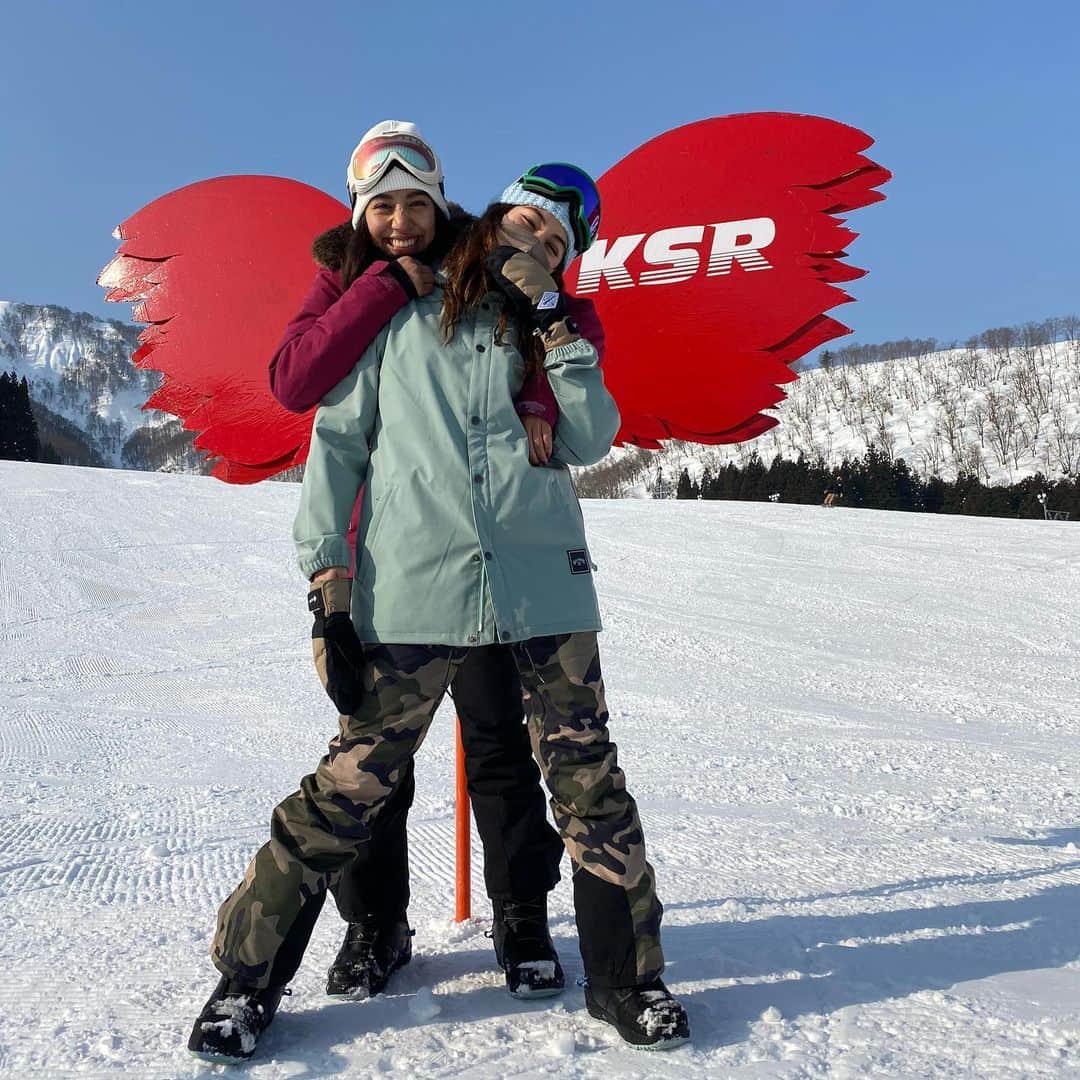 Megha Shrestha のインスタグラム：「Thank you for always making me smile 💕 love her eyes @ami__angel   今月も思い出たくさん♡ 2人揃って @billabongwomensjp 🏂  #billabongwomens #snowboarding #fyp friendsgoals #スノボ　#すのぼでびゅー #冬が好き #アウトドア #ビラボンガール」
