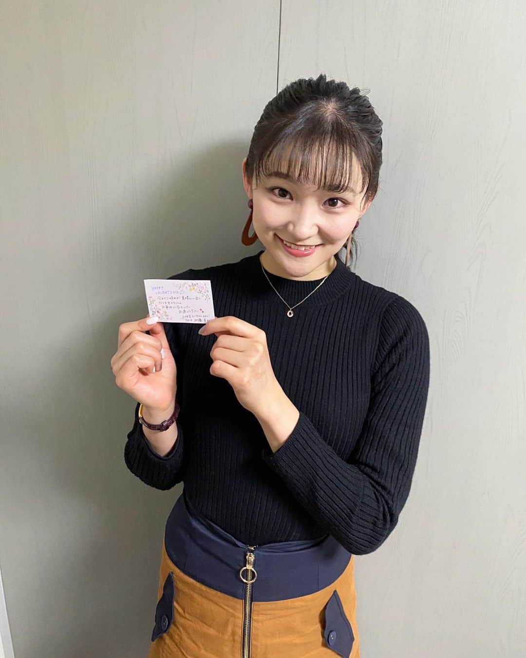 加藤早和子のインスタグラム：「. 記念に撮ったお写真を📷🤳🏻  先日、老人福祉施設「ホスピア三軒茶屋」に お届けするバレンタインチョコレートの メッセージカードを書きました👀💝  コロナ禍の為、 直接お渡し出来なかった事は悲しいですが、 このような状況下であってもボランティアに 携わる事が出来て嬉しく思いますし、 感謝の気持ちで一杯です。  メッセージカードを書いていて、 自分自身も心が温かくなりました☺️  . .  . #ミス日本 #ミス日本コンテスト #ファイナリスト #ミス日本2021 #2021ミス日本ファイナリスト #ミスコン #青山学院大学 #missjapan #misscon」