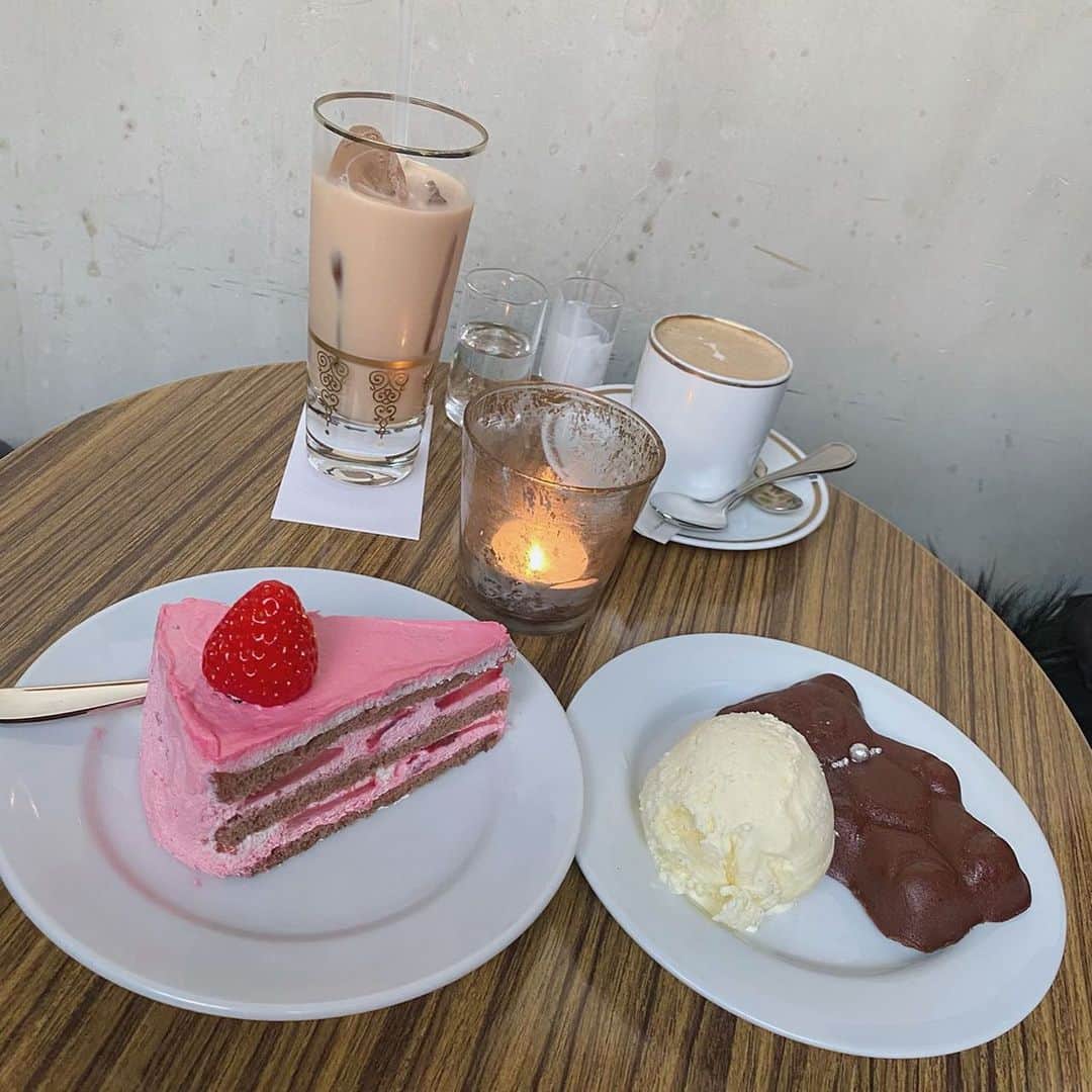 柏元萌華のインスタグラム：「🍰💖🐻  Girlstalk Time ~~🤣💧  #モントーク #montoak #表参道カフェ #カフェ#cafe#cake#pinkcake #ピンクケーキ」