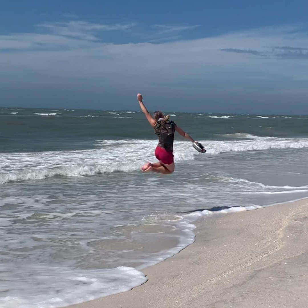 ブルック・ヘンダーソンのインスタグラム：「Jumping for joy!☀️🌊😁   “This is the day The Lord has made; let us rejoice and be glad in it” - Psalm 118:24   #StatePark #blessed」