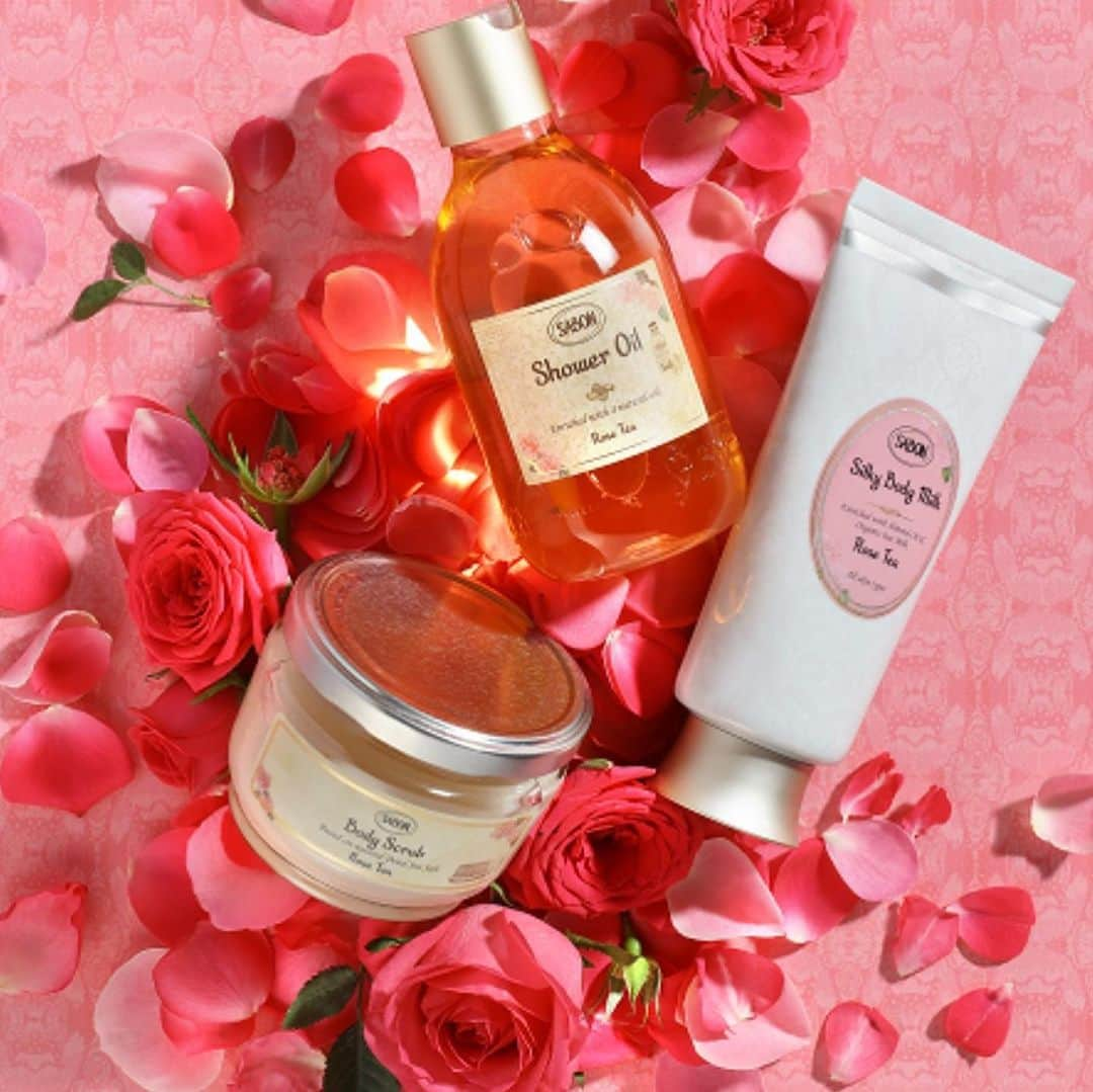 SABON Japanさんのインスタグラム写真 - (SABON JapanInstagram)「【2/18(Thu)数量限定登場🌹王妃の庭に咲き誇る3種のローズ"Rose Festival"】 魅惑的なローズの香りに誘われて、秘密の花園へひとときのエスケープをしたかのように様々なローズの香りに包まれるコレクション。 グリーン・ローズ、ローズティー、そして新しい限定の香りのホワイト・ローズのボディケアアイテムや限定キットが2月18日(木)より数量限定で登場します。  ＜数量限定登場🌹"White Rose"＞ 王妃の庭に咲く、柔らかく優美な"ホワイト・ローズ"。 フレッシュなベルガモットの軽やかさが春の優しい陽射しを予感させ、蕾がほころびはじめた柔らかなホワイト・ローズと優美なジャスミンが奏でる、詩のようにエレガントな香り。 神聖なムスクが高貴なエッセンスを加え、秘密めいた花園へと誘います。  店頭では"ホワイト・ローズ"の香りを一足早くお試しできますので、ぜひお近くのお店でチェックしてみてください。  #SABONRoseFestival ﻿ #sabon#ホワイトローズ#ホワイトローズの香り#SABONのホワイトローズ#bodycare#whiterose#spring#サボン#フレグランス#SABONボディスクラブ#秘密の花園#香り#美容#春コスメ#コスメ#春#SABONの香り#サボンの香り#ボディケア#透明感#しっとり肌#SABONのスクラブ#ボディスクラブ#香り#サボンのホワイトティー#フレグランス#SABONの香り#サボンの香り#ローズフェスティバル」2月15日 22時53分 - sabon_japan