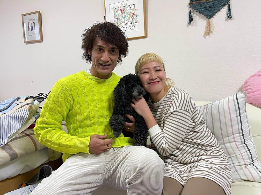 丸山桂里奈さんのインスタグラム写真 - (丸山桂里奈Instagram)「夫婦、私たち夫婦なんだー(笑) 最高に毎日幸せです❣️ お仕事もプライベートも一緒だなんて😌‼️⤴︎❤️ また明日も朝から一緒です🎵 笑顔笑顔でいきましょう。  #夫婦 #本並家 #笑いが絶えません #楽しすぎます #喧嘩も本気 #アスリートだったので #すももちゃんお利口すぎて #いとおしいな #今日もスタッフの皆様ありがとうございます #明日もよろしくお願いします #いい意味で #インスタバエ」2月15日 22時55分 - karinamaruyama