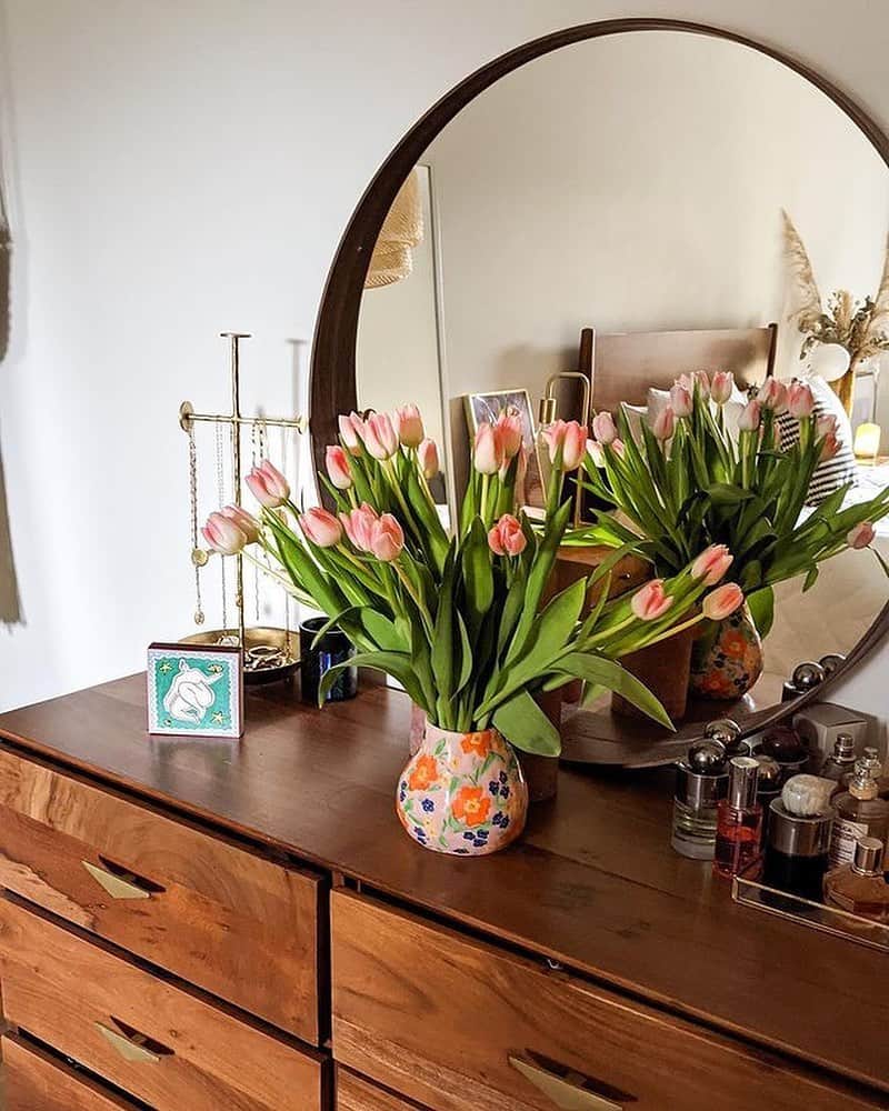 ゾーイ・サグのインスタグラム：「If your home is looking a little less floral than you'd like after this weekend then treat yourself to some tulips because you deserve them! And don't let anyone tell you otherwise 🤗 📸: Beautiful bouquet from @calliethorpe」