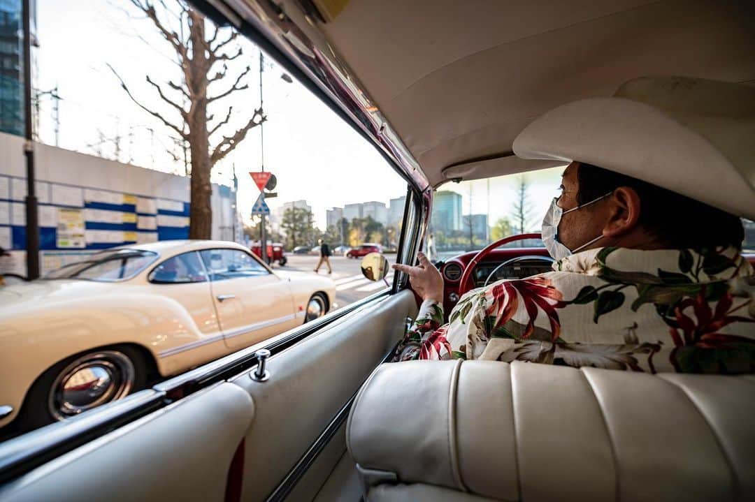 AFP通信さんのインスタグラム写真 - (AFP通信Instagram)「#AFPrepost 📷 @fong_fifi - Old but gold: Tokyo's retro car owners revel in modern classics -⁣ .⁣ Hiroyuki Wada, who runs a vintage car service company, standing next to a 1959 Cadillac Coupe DeVille after a gathering of auto enthusiasts in Tokyo.⁣ .⁣ Fast and furious they aren't, but for a group of Japanese retro car enthusiasts the sleek lines and high shine of their old-school models hold a much more special charm.⁣ .⁣ A loose club of fans rolls up most weekends in central Tokyo to show off their Cadillacs, Chevrolets and other modern classic vehicles from the mid to late 20th century.⁣ .」2月15日 23時08分 - afpphoto